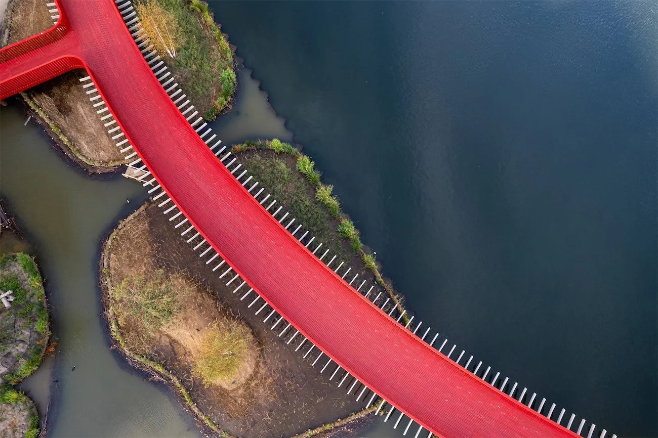 asif-khan-boardwalk-canada-dock-london_2_dezeen_2364_col_4-1 (1).jpg