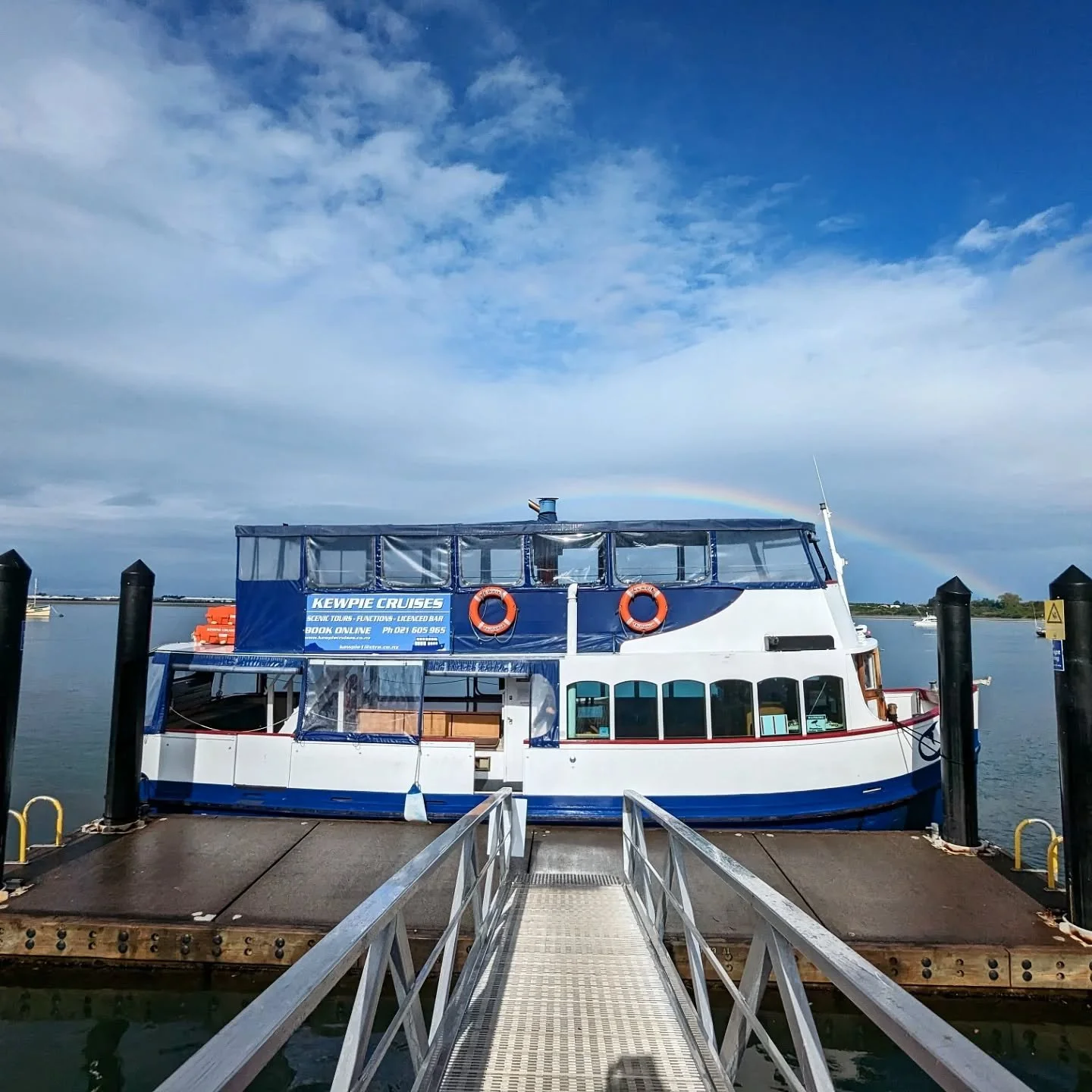 🌈 Kewpie by day and Kewpie by night! ✨ 
Picking you right from The Strand for private charters, our fairy lights go up as the sun goes down for a relaxing cruise round the harbour and #bayofplenty islands 🙌🏽💛

Enquire to book or head to our websi