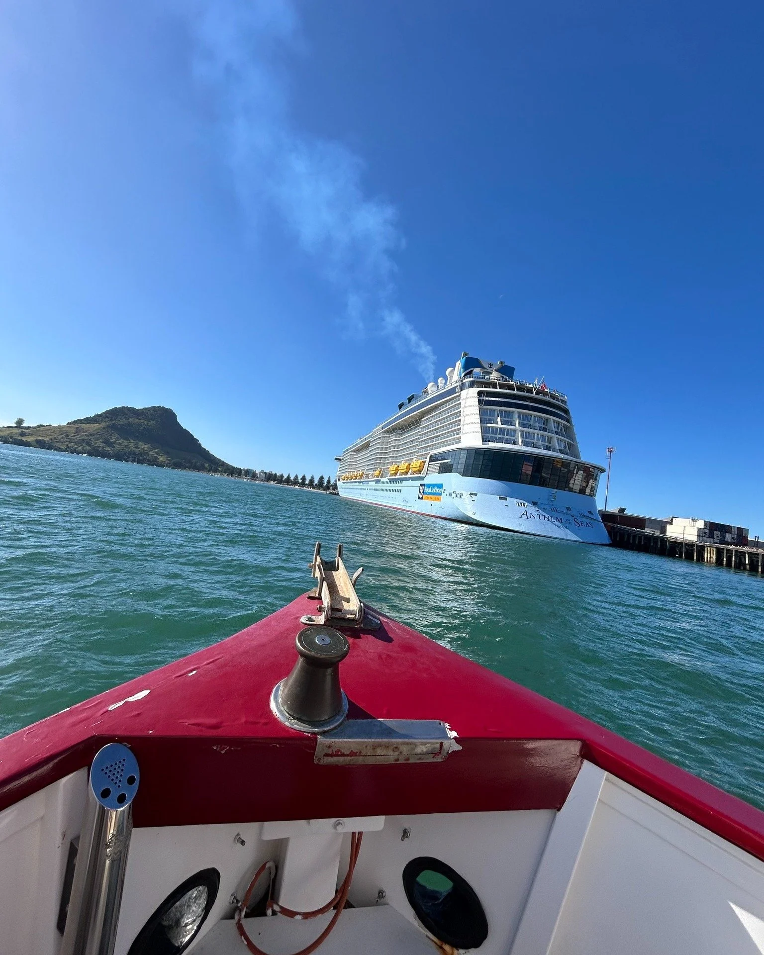 We love cruise ship season and waving to people! Featuring Anthem of the Seas by  @royalcaribbean , one of the biggest ships to enter Tauranga Harbour. Check out @bayofplentynz's site for the cruise ship schedule in Tauranga &amp; book your trip out 