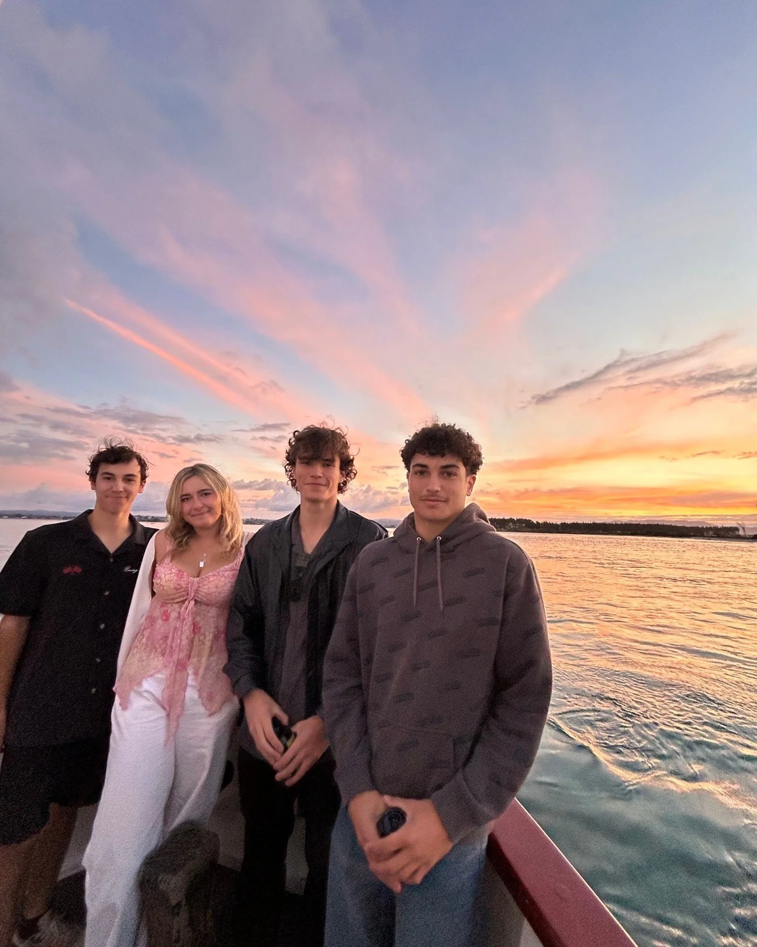 Stunning sunset on Kewpie 🌞 
Grab your mates and come aboard before the season ends! 🙌🏽🌊⛴️
.
.
.
#bayofplenty #bayofplentytourism #tauranga #mountmaunganui #kewpiecruises #nzguide #nzthingstodo #newzealand