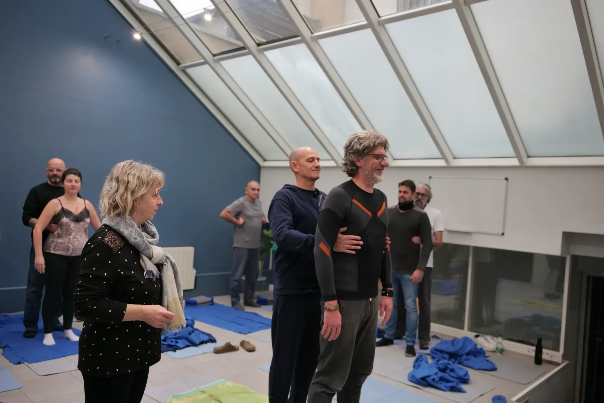 Glace fondue dans l'eau, surface rugueuse et translucide.