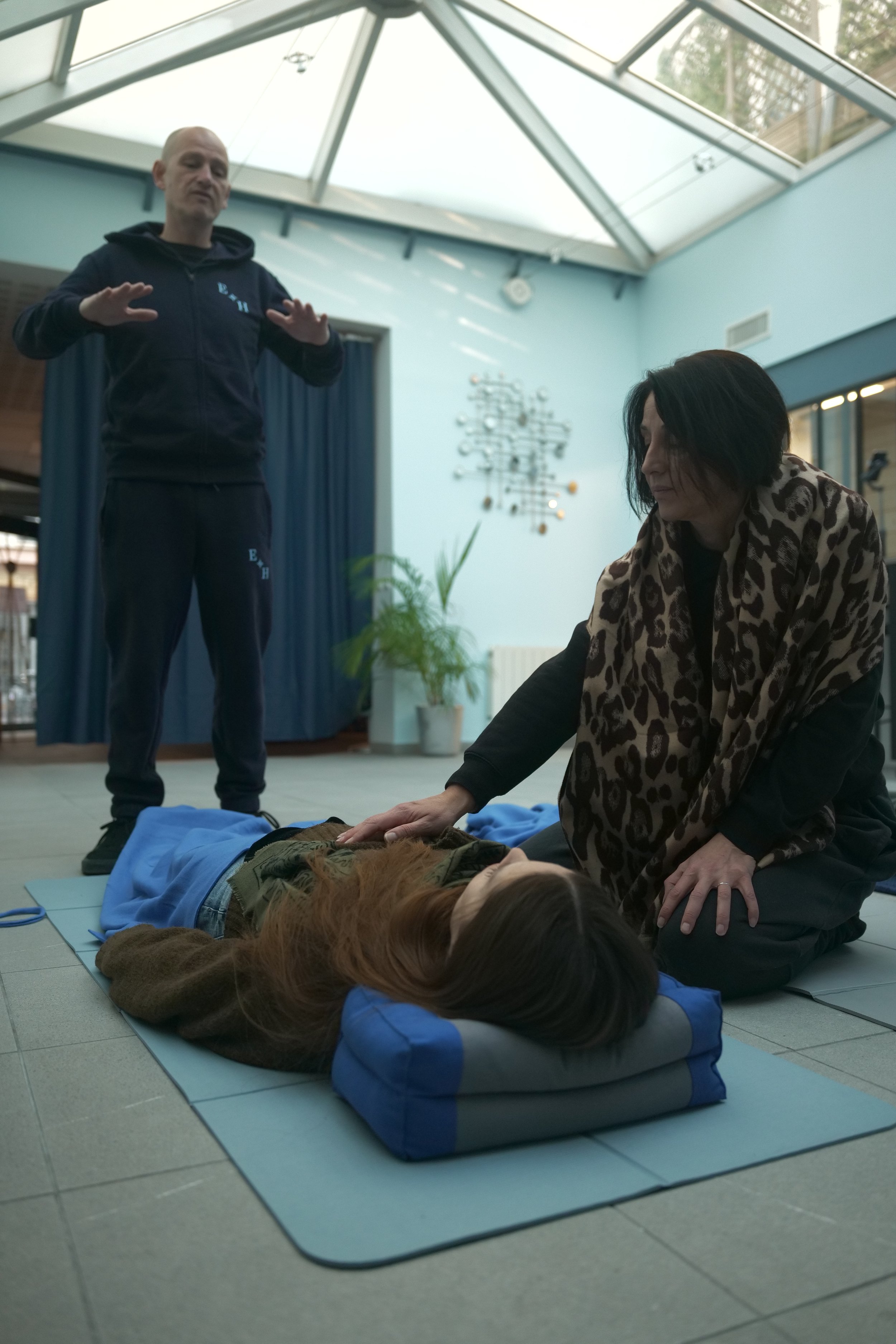 Glace fondue dans l'eau, surface rugueuse et translucide.