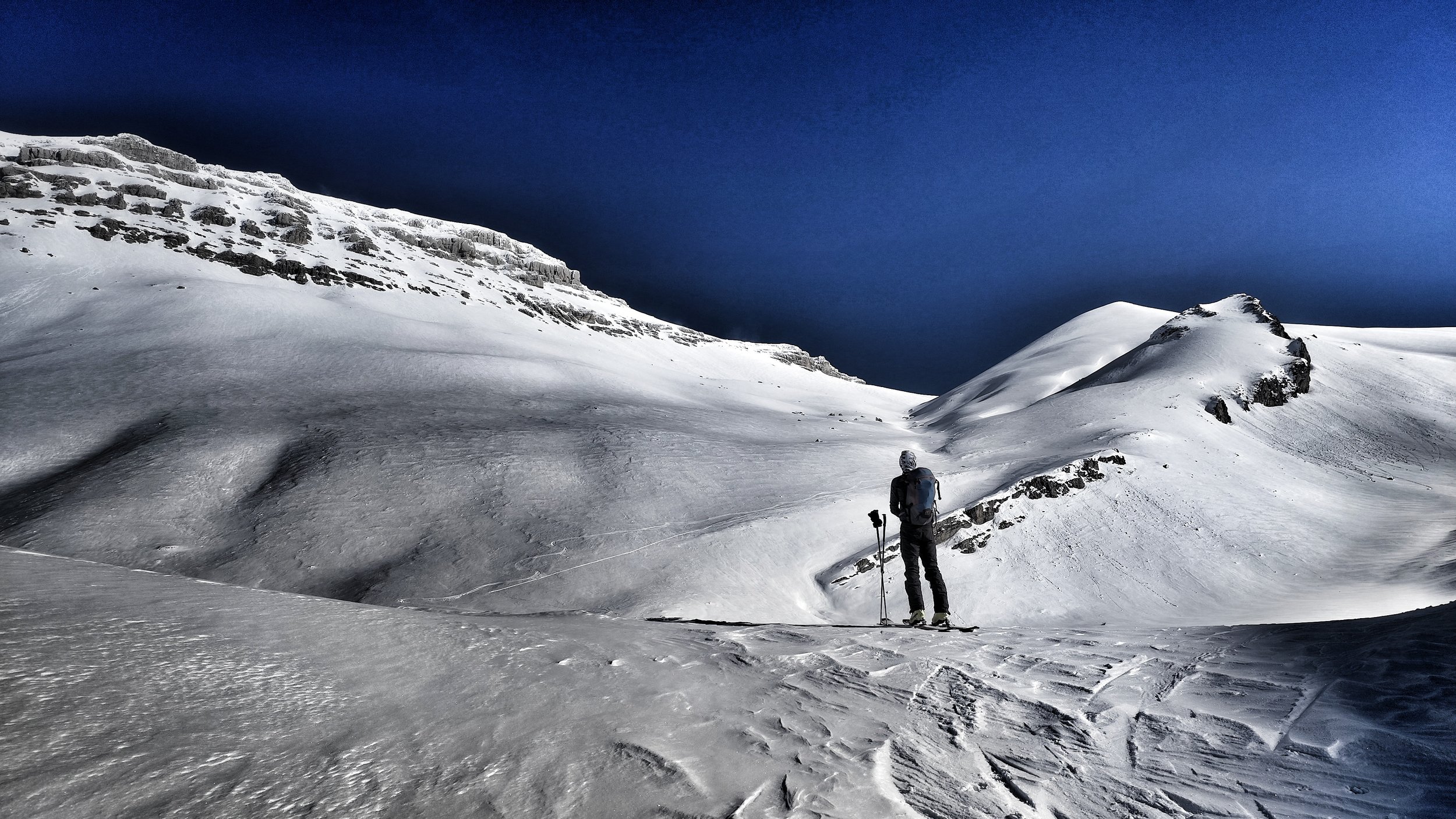 Entrando nell'alta valle del Chiarino. Monte Corvo, Parco Nazionale del Gran Sasso e Monti della Laga. Scialpinismo. Guida alpina Abruzzo.