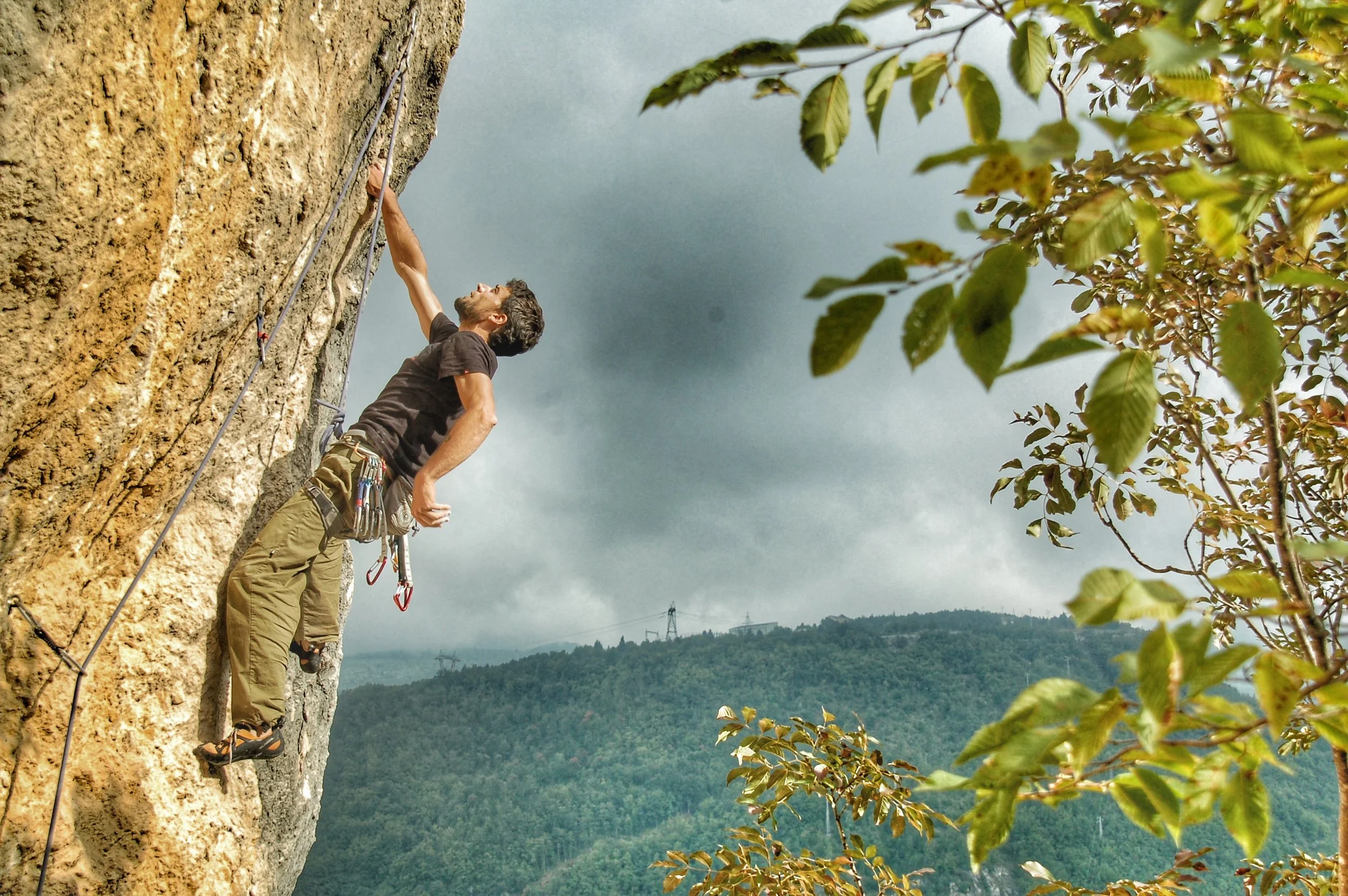 Arrampicando sulle pareti della falesia Vene Rosse, a Fano Adriano.