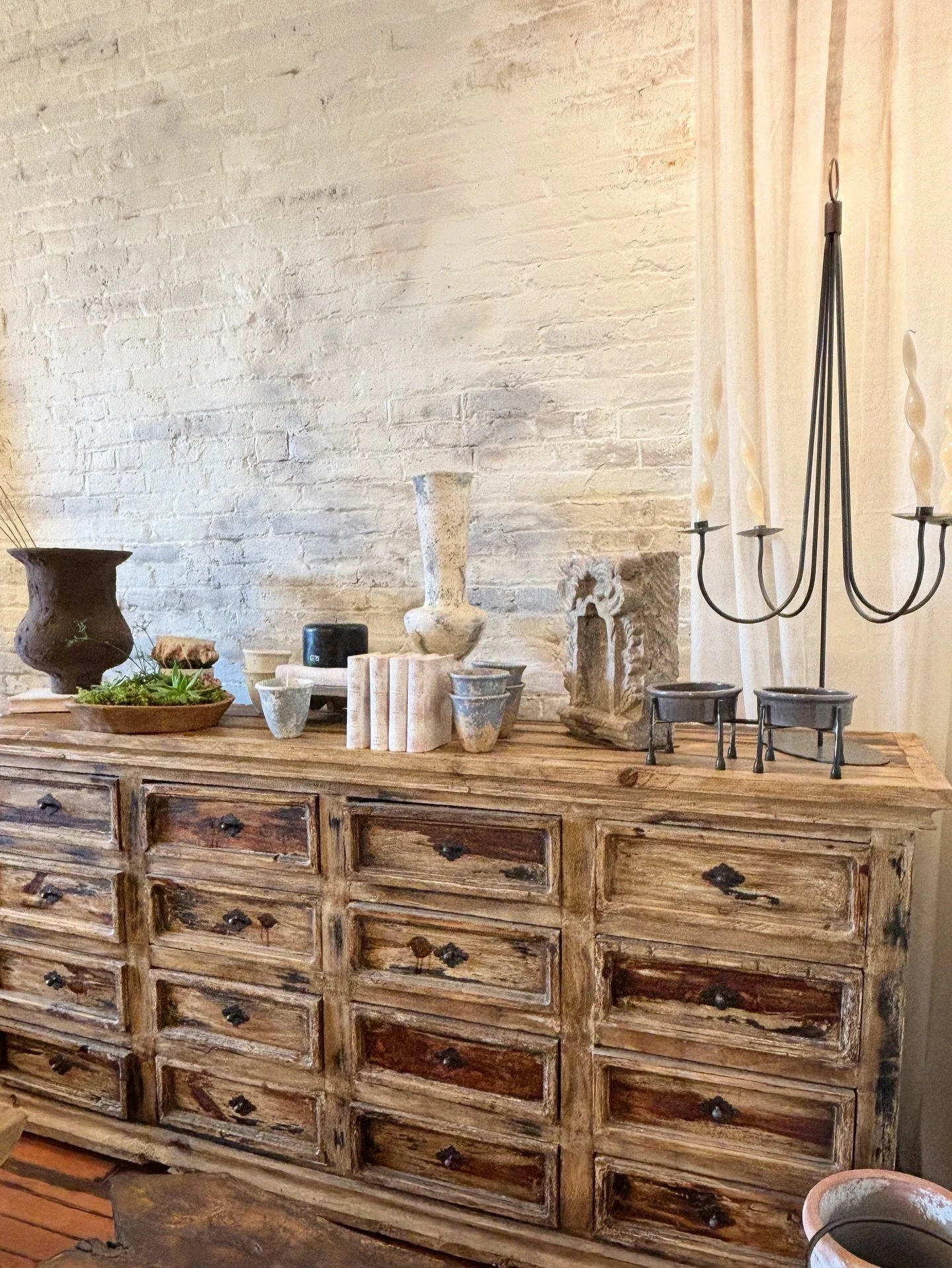 Antique pine handmade chest of drawers / dresser ✨
This gorgeous, one of a kind stunner is waiting to come home with you. Made by artisans in San Miguel de Allende, Mexico.
Come see it in person and fall in love 🫶🏼
215cm long x 110cm tall x 50