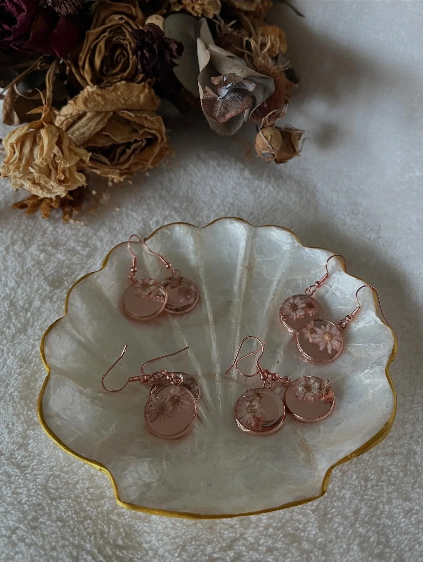 Zariah 

Delicate blooms preserved in crystal clear resin, encased in a polished rose gold bezel.

Lightweight and versatile, perfect for dreamy days and moonlit evenings alike.