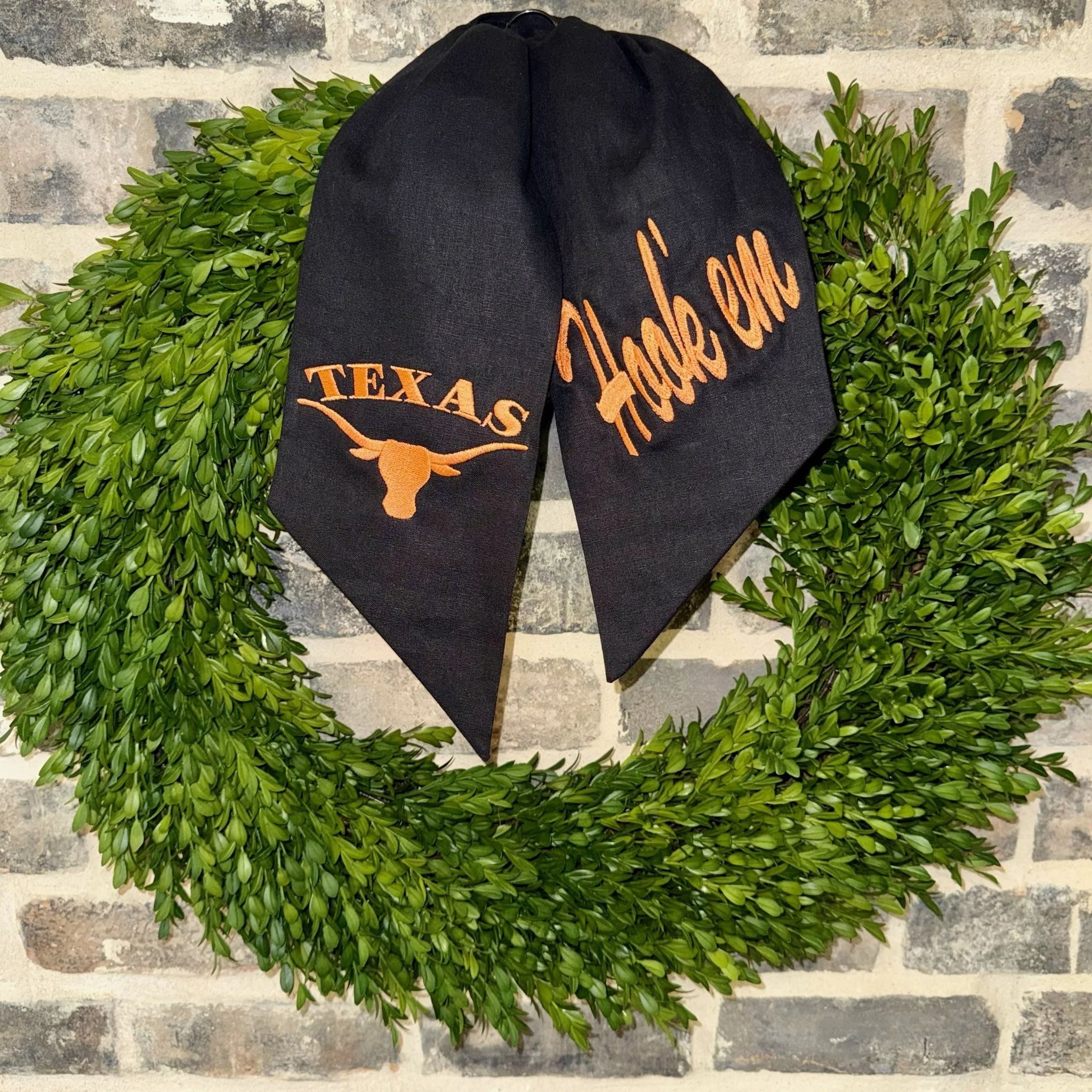 HOOK'EM!
