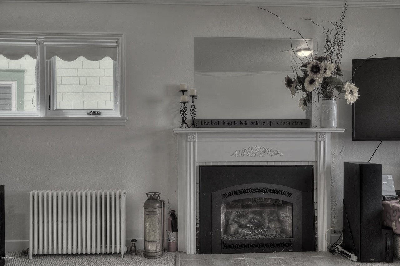 The challenge:
-Leaking fireplace
-glued on mirror
-broken fireplace
-poorly installed tiled hearth