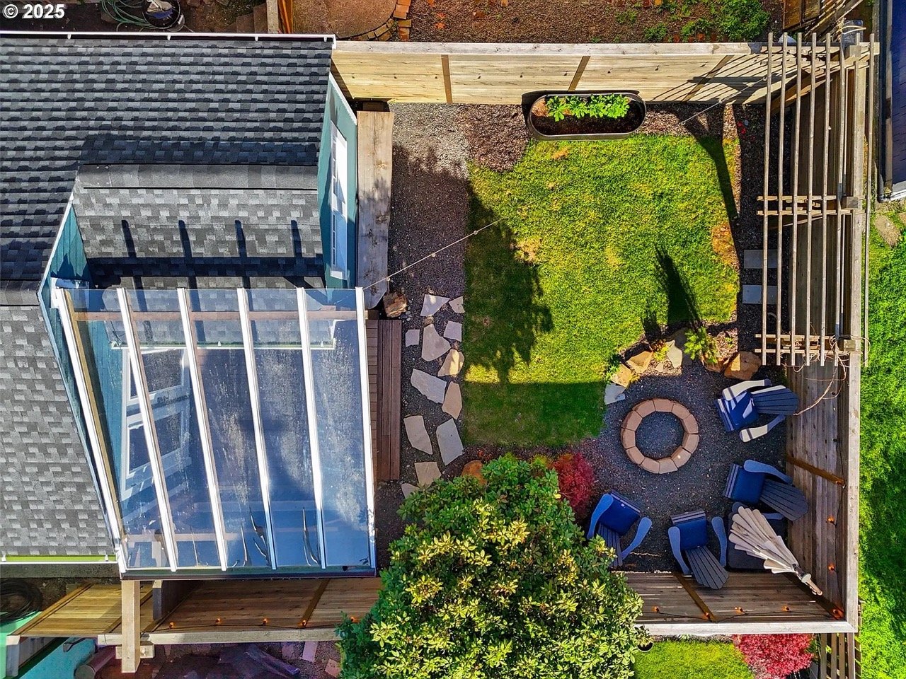 Birdseye view of the cozy garden.