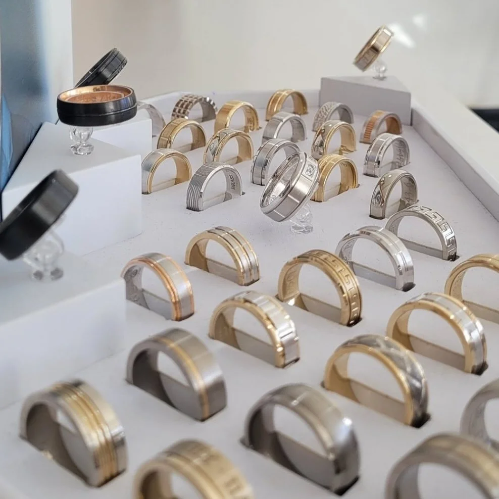 So many options, stop by and visit Bob the jeweller! 

#handmade #visithenleybeach #customdesign #plumeriadesign #adelaidejeweller #shesaidyes #adelaide #diamondrings #australianmade #jewellerydesign #shoplocal #australianjewellery #australianjewelle