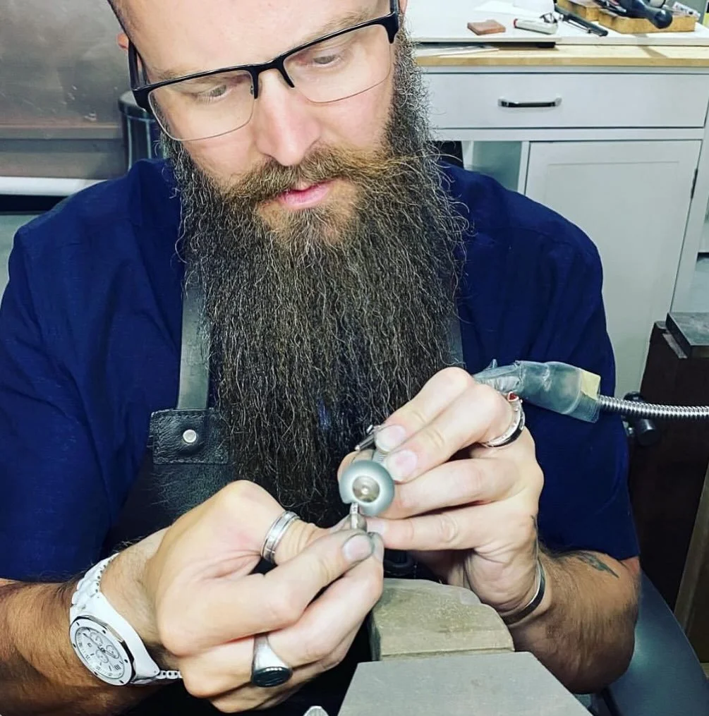 Concentration 🤓 

#handmade #visithenleybeach #customdesign #plumeriadesign #adelaidejeweller #shesaidyes #adelaide #diamondrings #australianmade #jewellerydesign #shoplocal #australianjewellery #australianjeweller #adelaidejewellers #customjewelry 