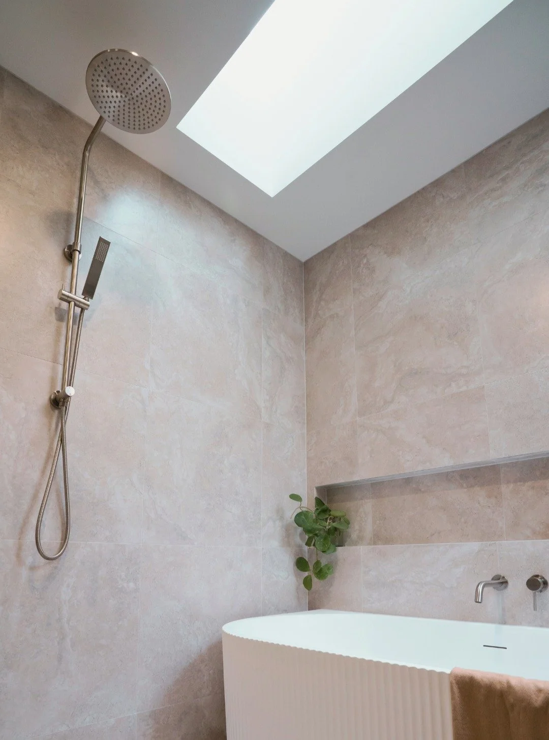 There's something transcendent about soaking in water while natural light pours through the skylight above.

Here, your morning ritual becomes meditation. Your evening unwind, pure sanctuary.

An architecture that breathes. Design that whispers rathe