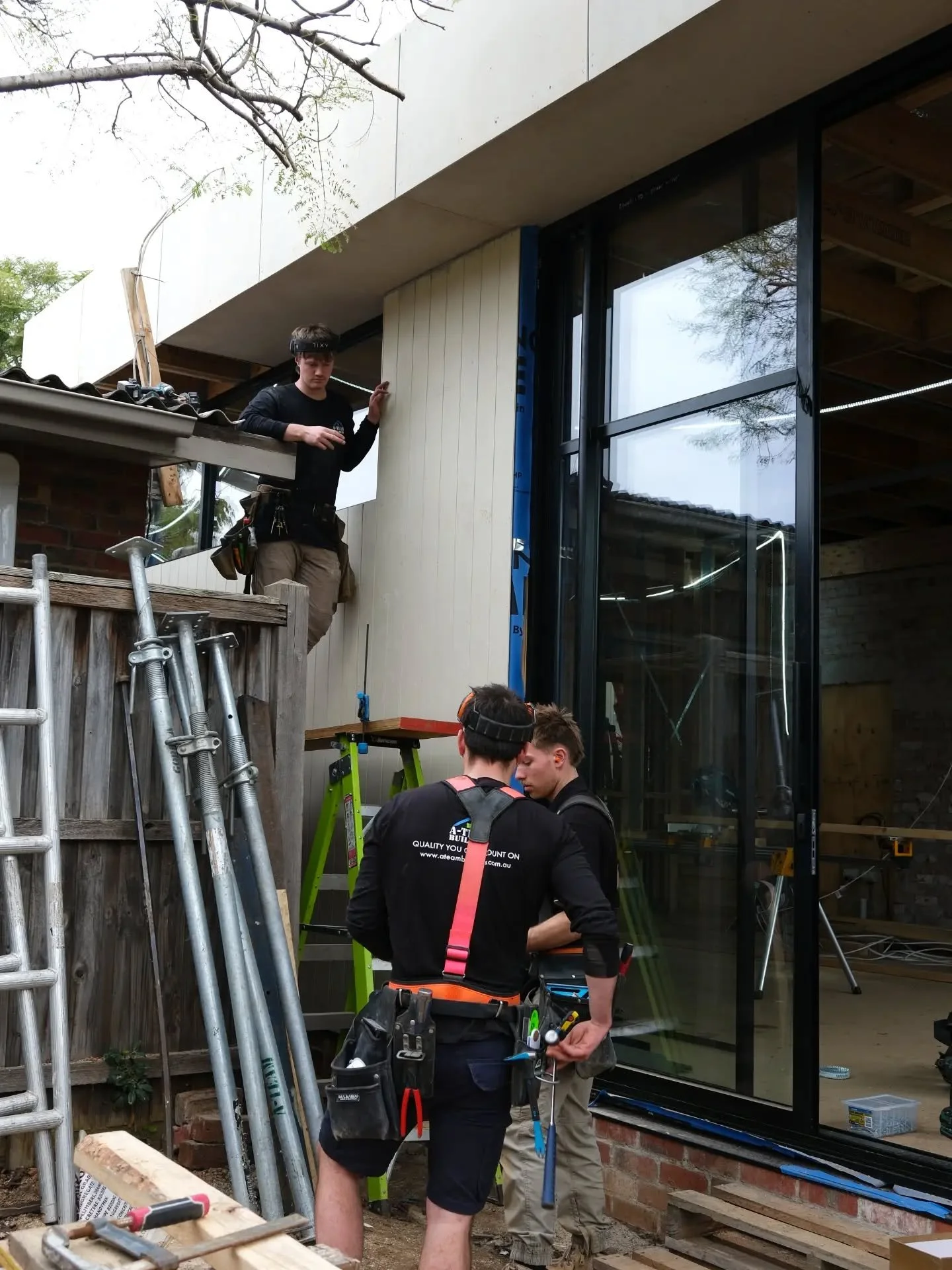 Our Elwood project is starting to feel like a home. With the final eave sheets now installed and the cladding ready for paint, the exterior is really taking shape.

Inside, @urbanpowermelb have begun the electrical rough-in, so the progress continues