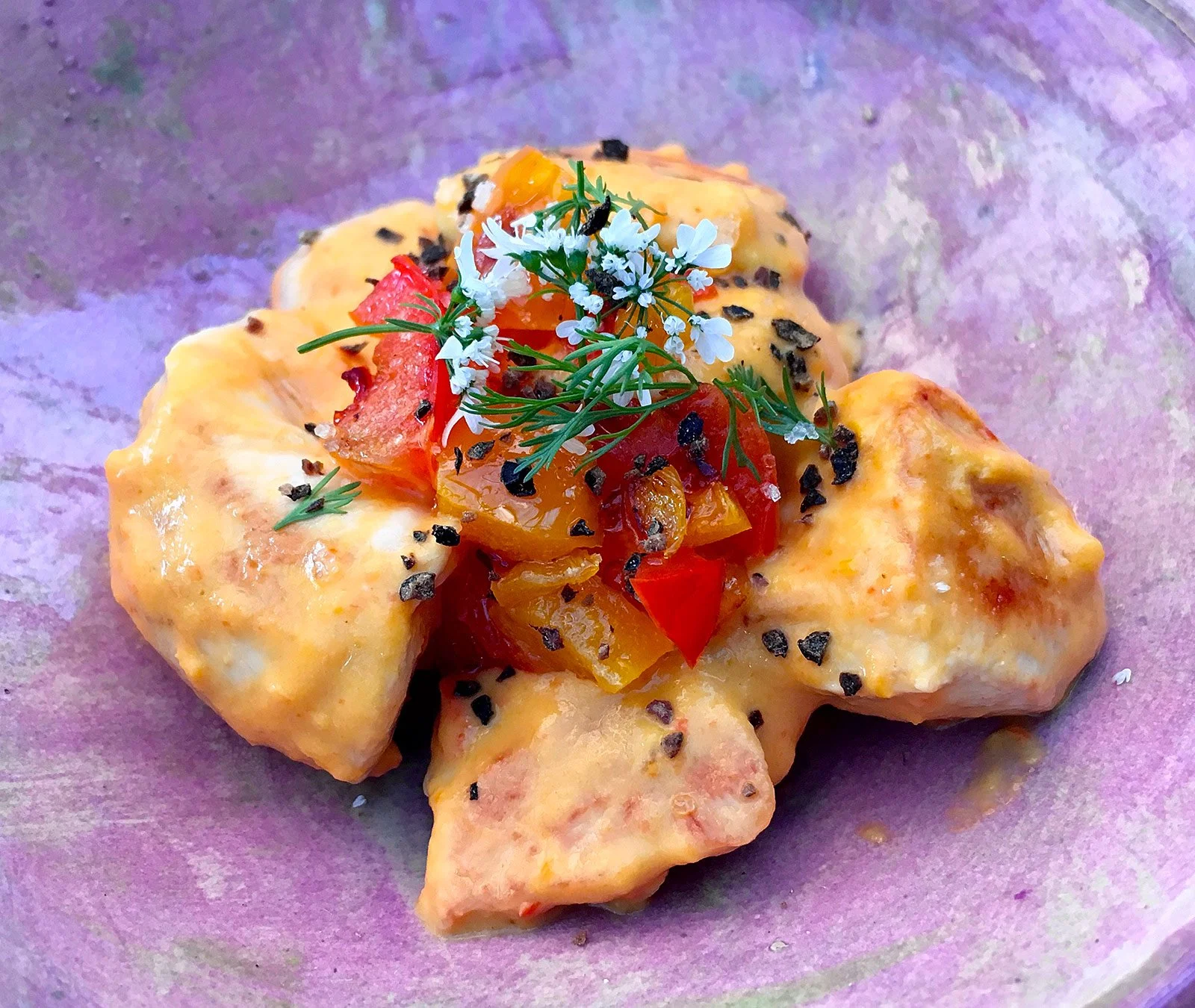 Petto di pollo con salsa bicolore di peperoni