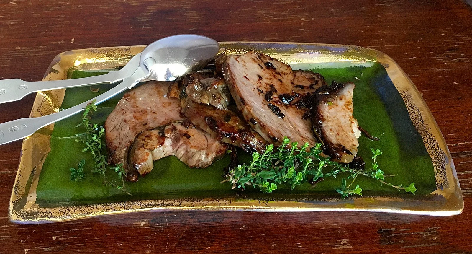 Spalla di agnello alle erbe arrostita