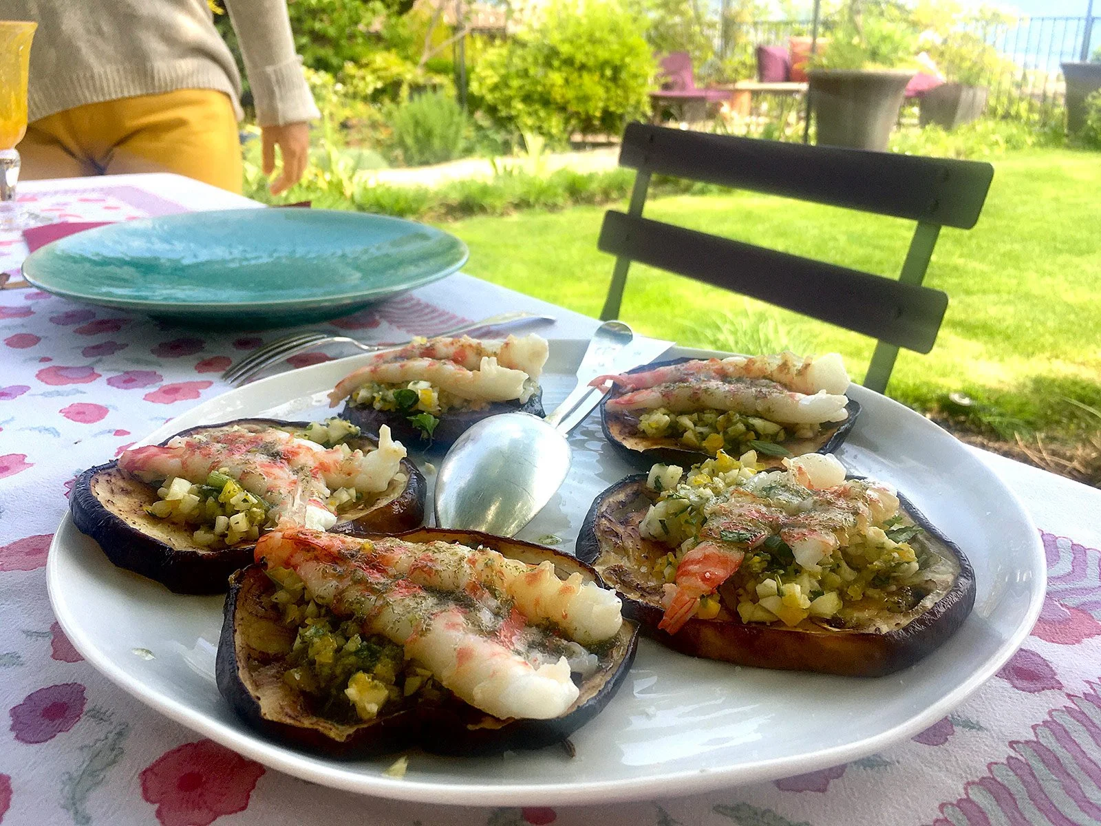 Mazzancolle su melanzana grigliata