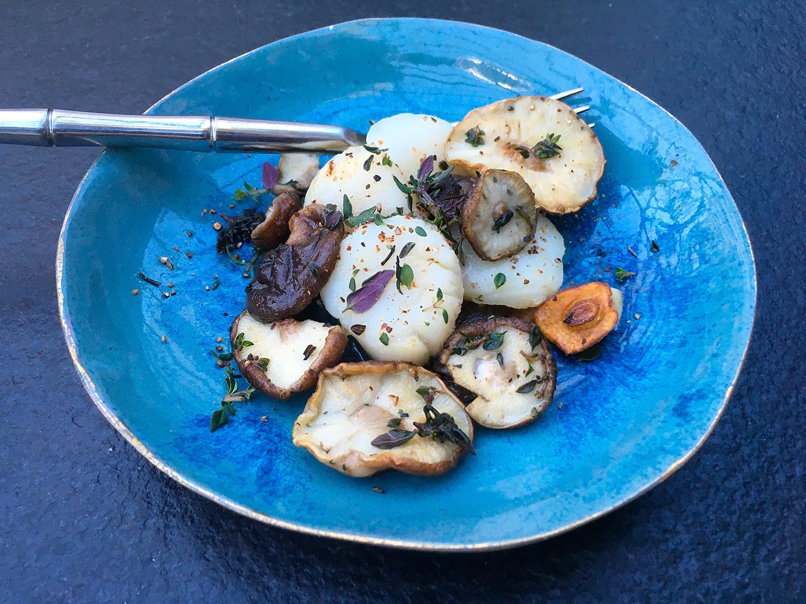 Capesante dorate su funghi shiitake