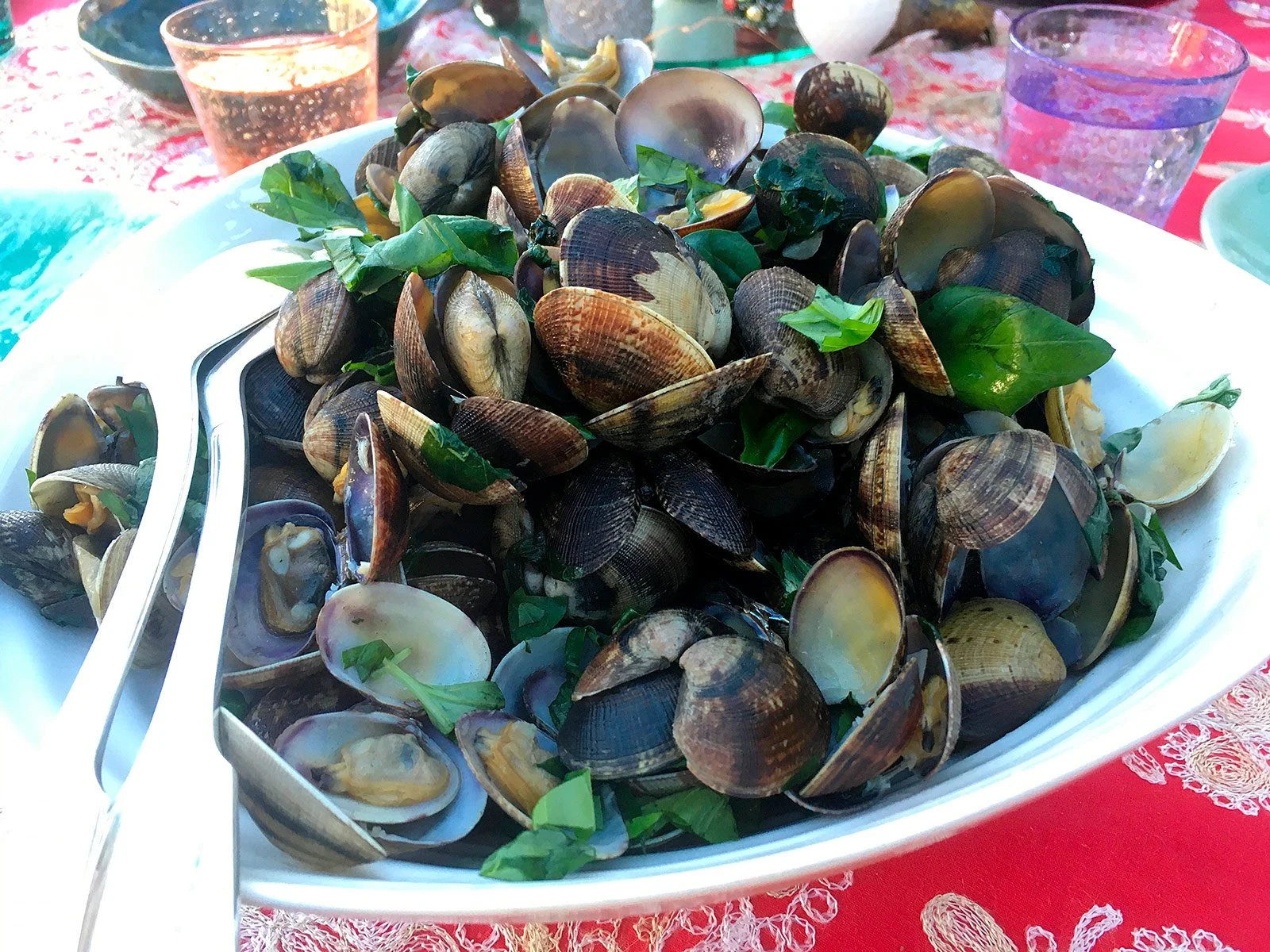 Vongole in padella con basilico