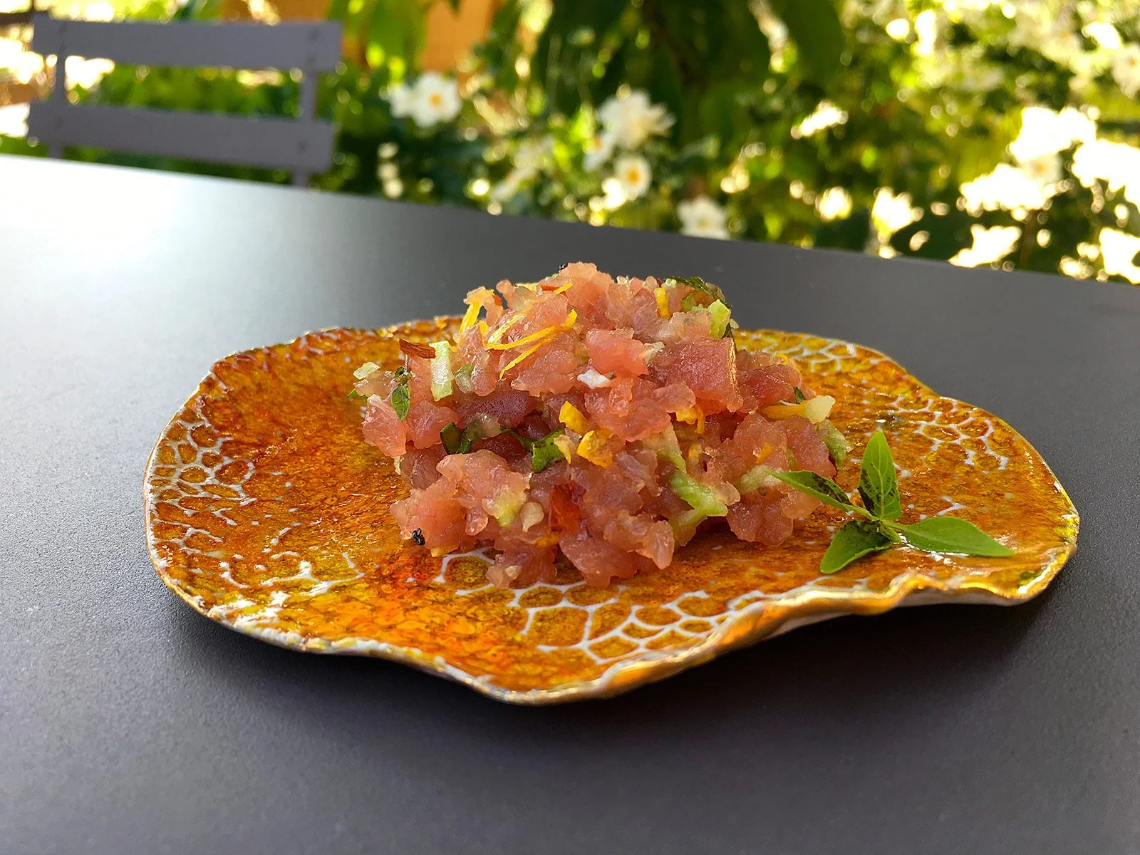 Tartare di tonno con sedano e basilico