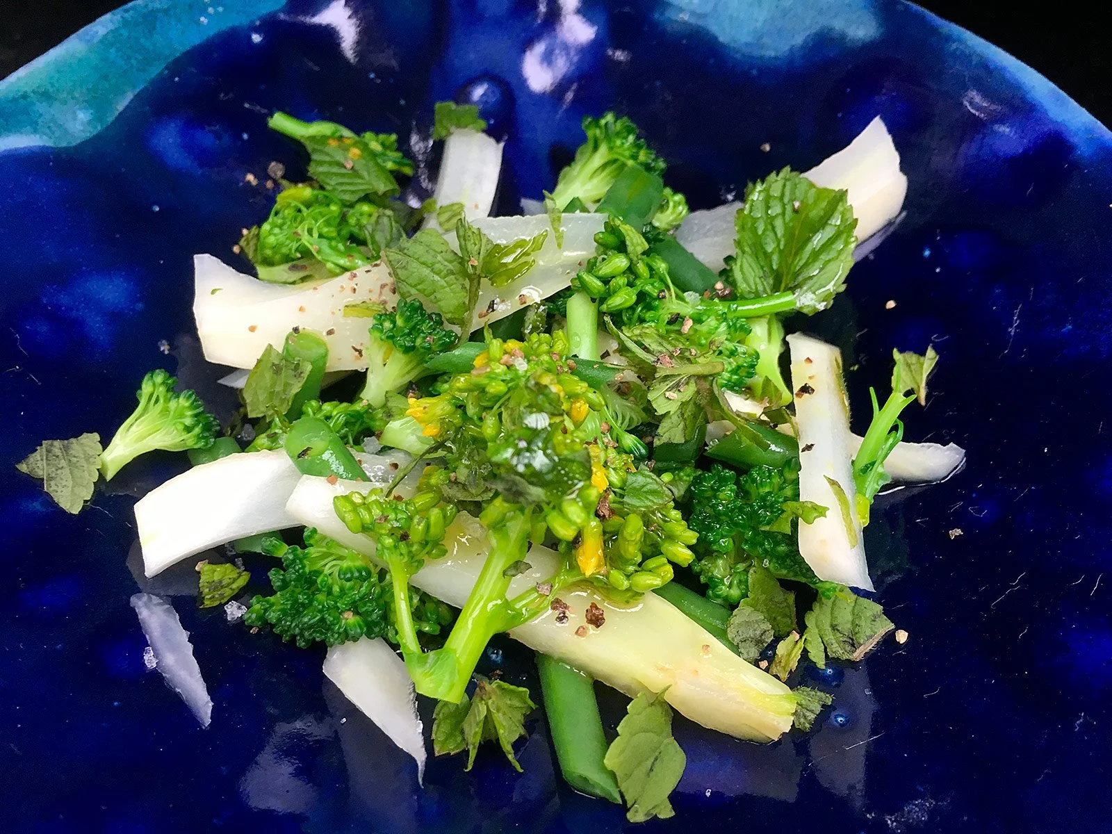 Verdure di stagione primaverili con menta