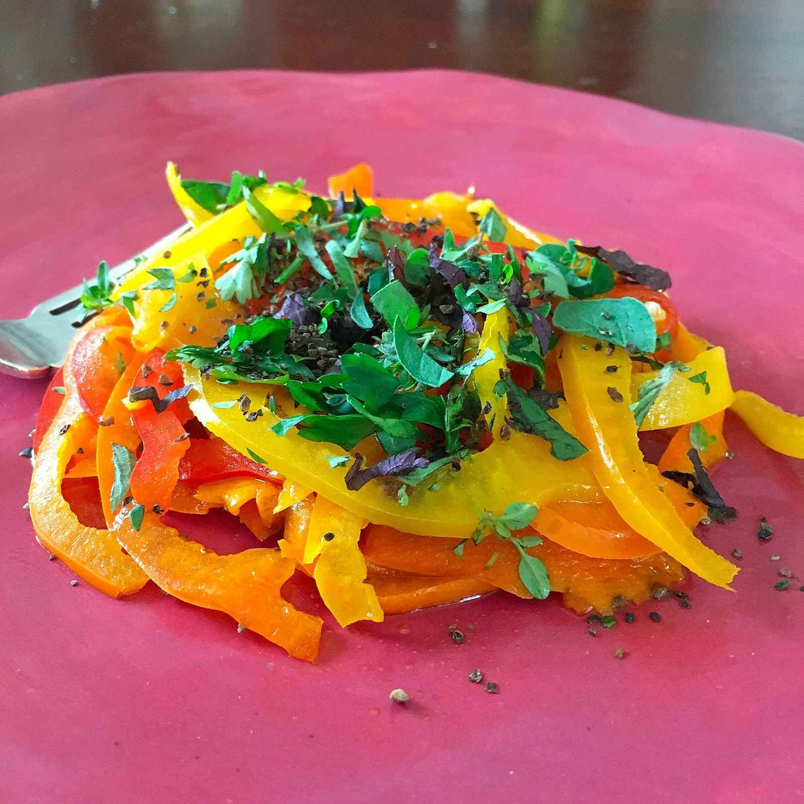 Carpaccio tricolore di peperoni arrostiti
