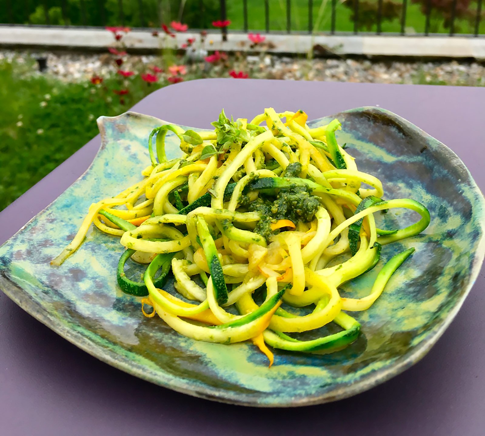 Spaghetti di zucchine al pesto