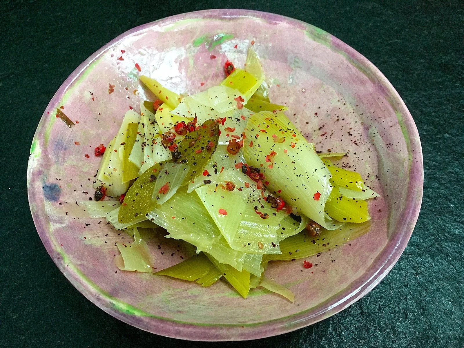 Porri stufati alla salvia con vino bianco