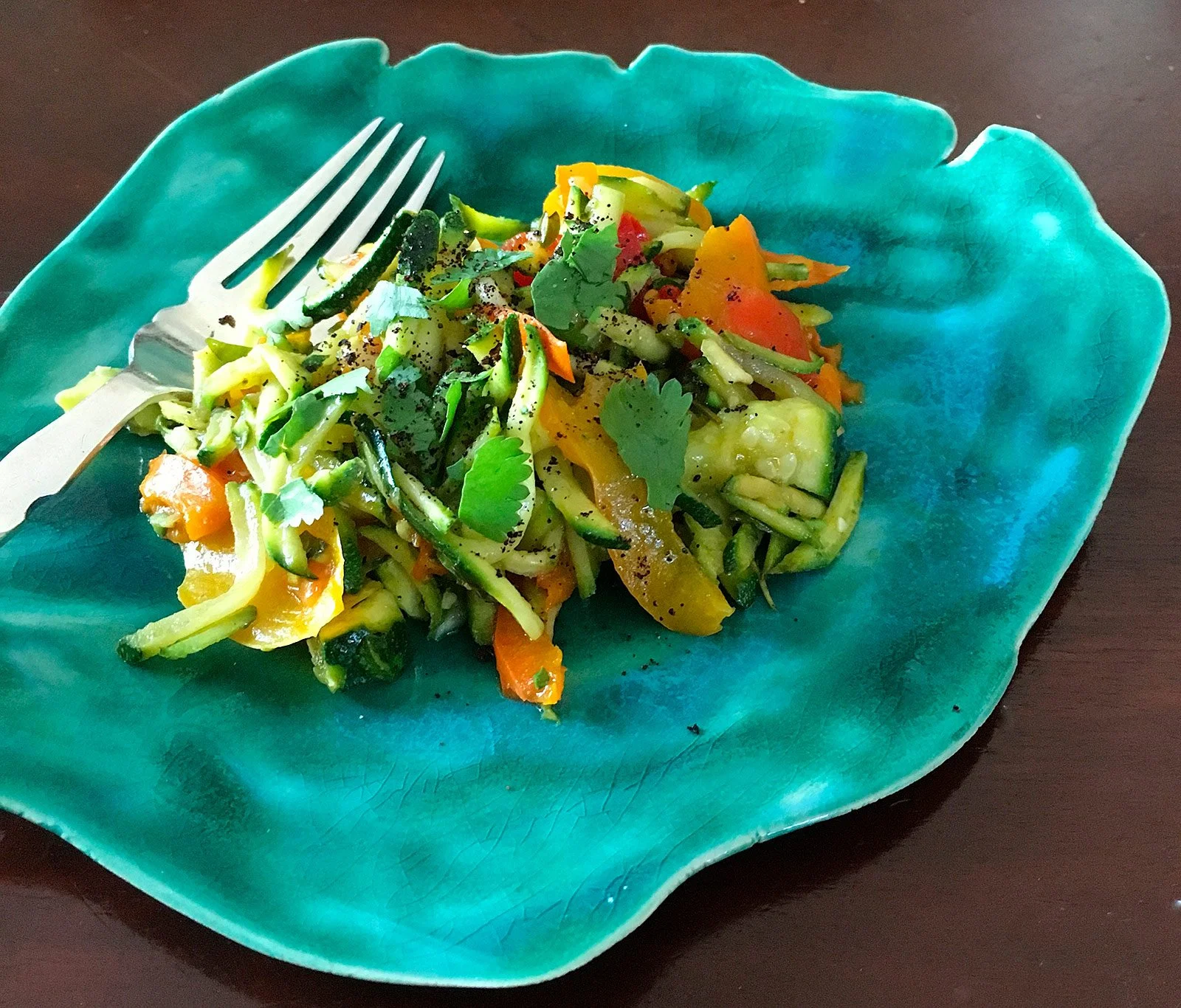 Zucchina e peperoni tricolori al coriandolo