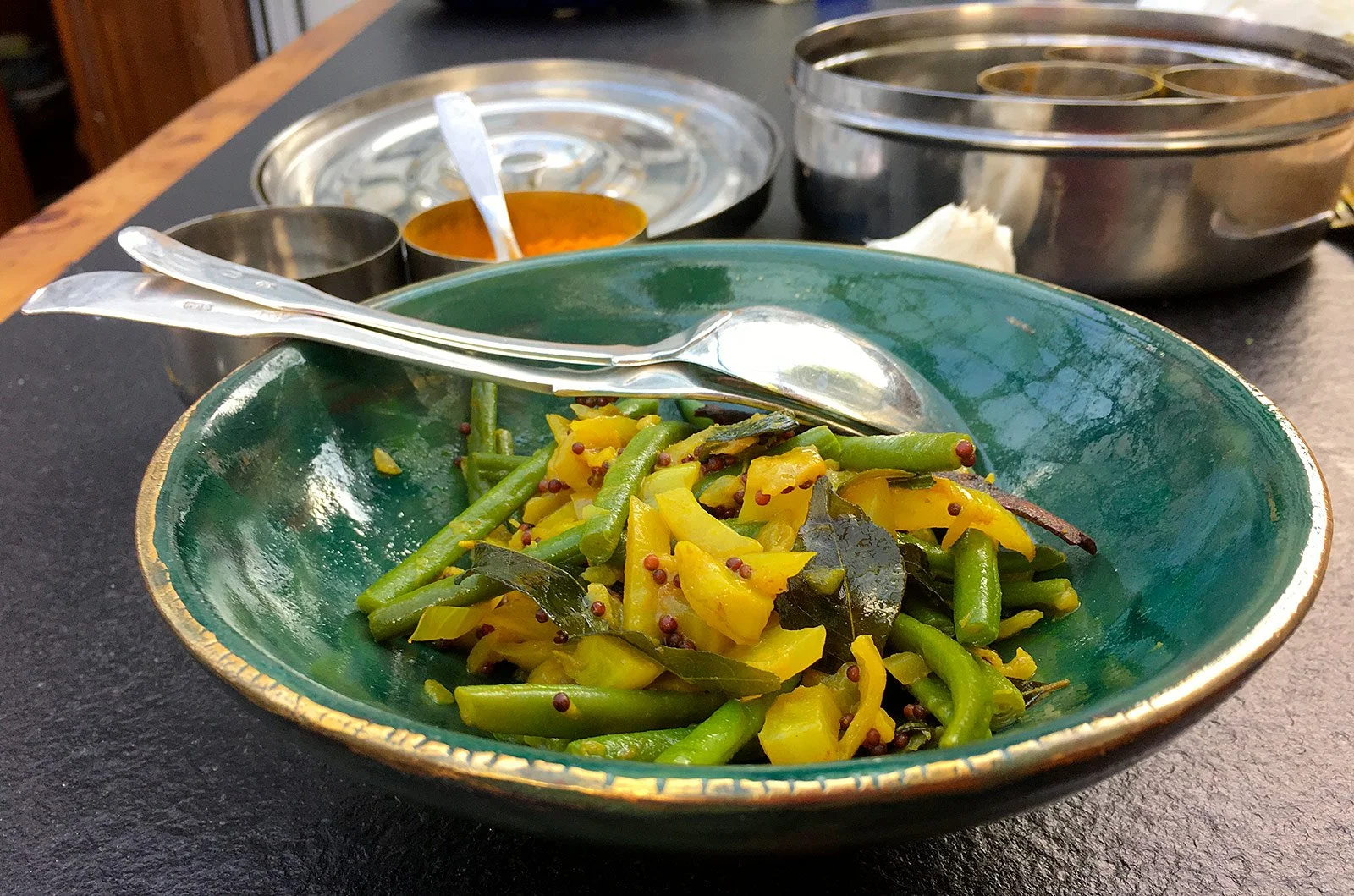 Fagiolini verdi e finocchio con foglie di curry