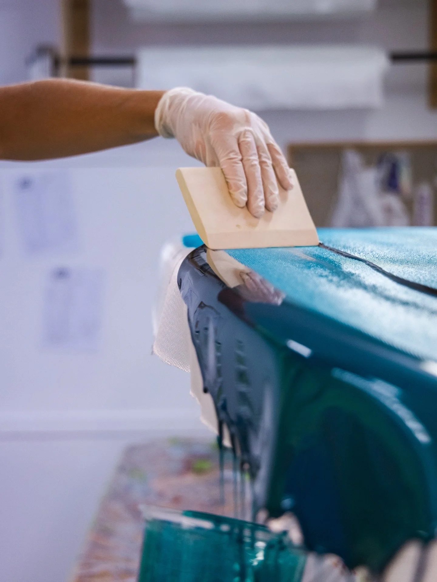 Glass job magic&hellip; where it all comes alive at @pacific_fiberglass_nz 

From foam to something you actually feel under your feet, this is the part that makes or breaks it. Photo to by @surfersofaotearoa 

#surfboard #handshaped #glassing #custom