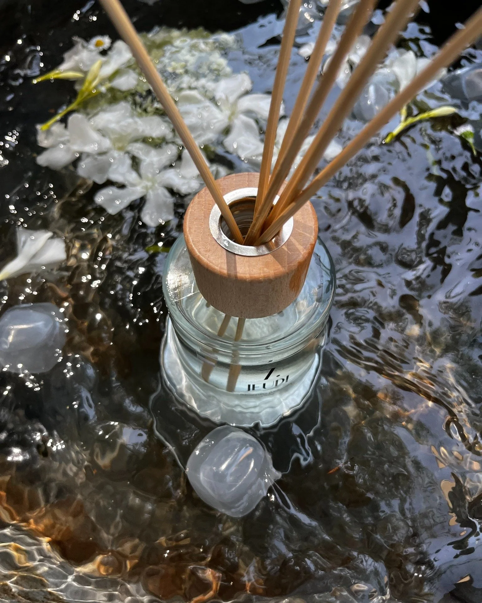 🕊️ Les capillas Parfum 7 &ndash; L&rsquo;art de parfumer en douceur.

Pas besoin d&rsquo;allumer, juste de laisser le temps faire son &oelig;uvre.
Nos capillas diffusent en continu les notes embl&eacute;matiques de Parfum 7, pour une atmosph&egrave;