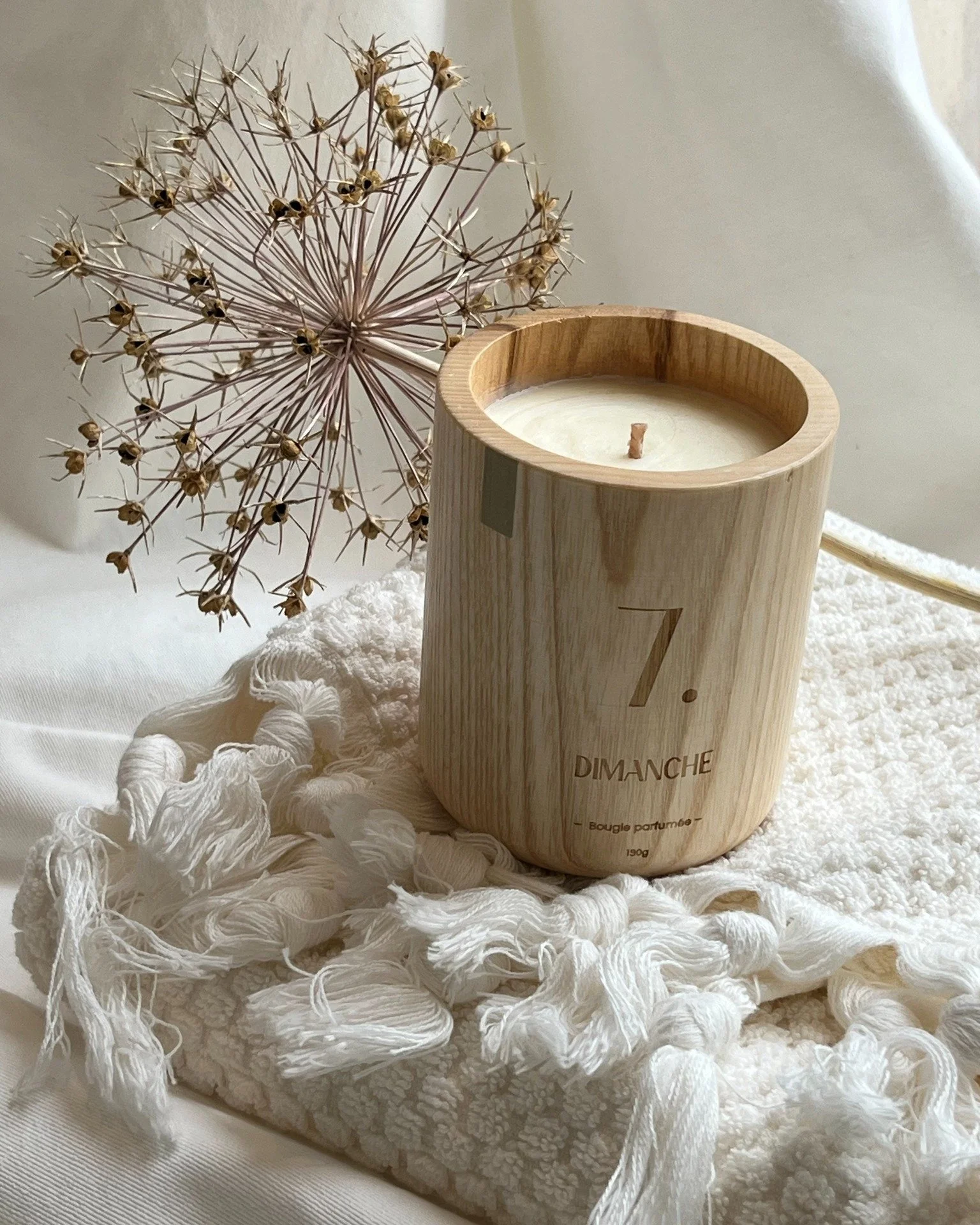 Dimanche, tout ralentit.

On enfile un pull doux, on reste &agrave; la maison et on allume Dimanche Off. Sa flamme r&eacute;chauffe l&rsquo;atmosph&egrave;re, son parfum invite au cocooning.

Le rituel parfait pour ne rien faire&hellip; et l&rsquo;ai