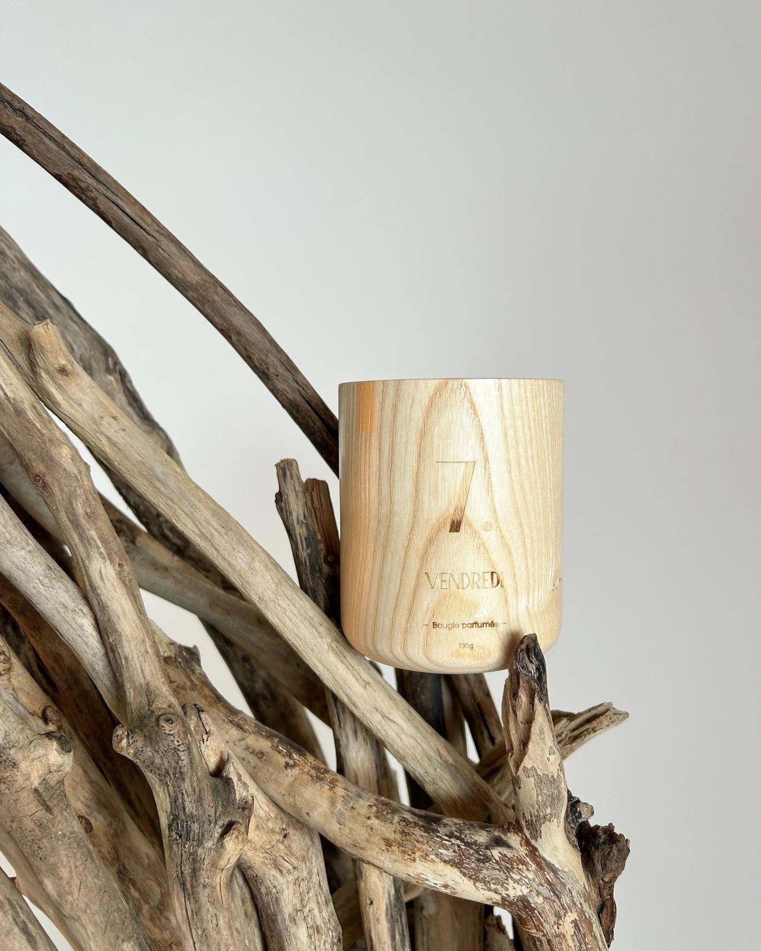 Le vendredi soir, la semaine se termine et l&rsquo;ambiance monte 🌟

Allumez Vendredi Festif et laissez ses notes bois&eacute;es transformer votre maison en v&eacute;ritable cocon chaleureux et &eacute;l&eacute;gant.

Le week-end commence ici, sous 