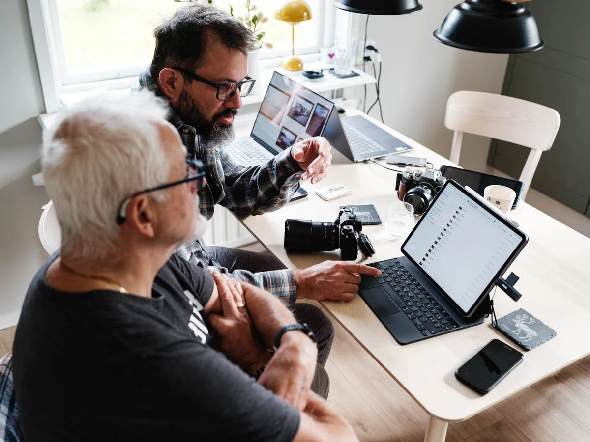 Zwei Teilnehmer arbeiten auf Adobe Lightroom und lernen richtige Bildbearbeitung