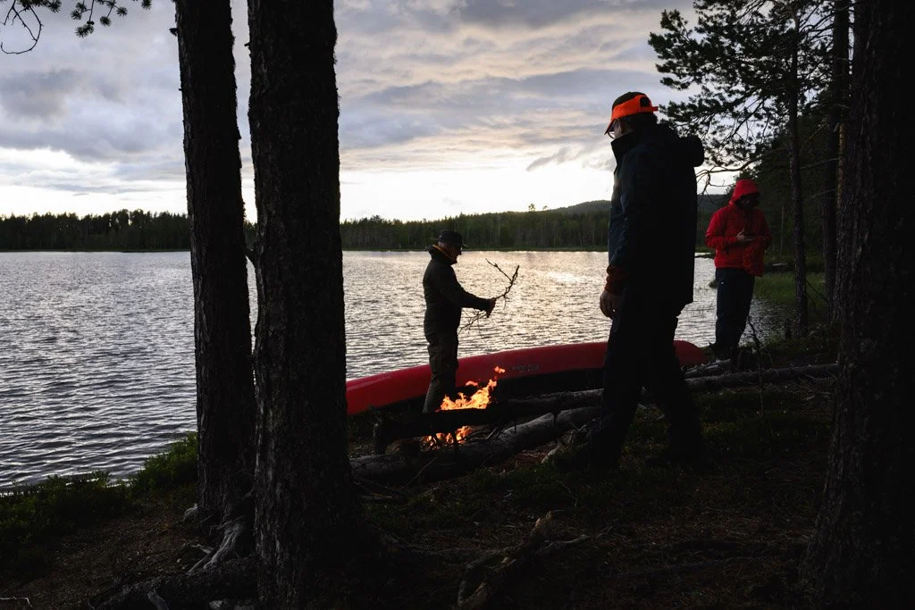 Das Lagerfeuer nach der Kanutour in Schwedisch-Lappland brennt