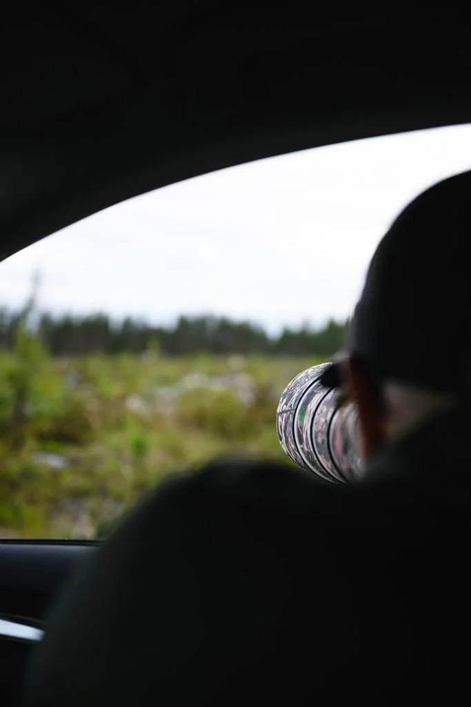 Tobias fotografiert mit seiner Sony Kamera aus dem Auto