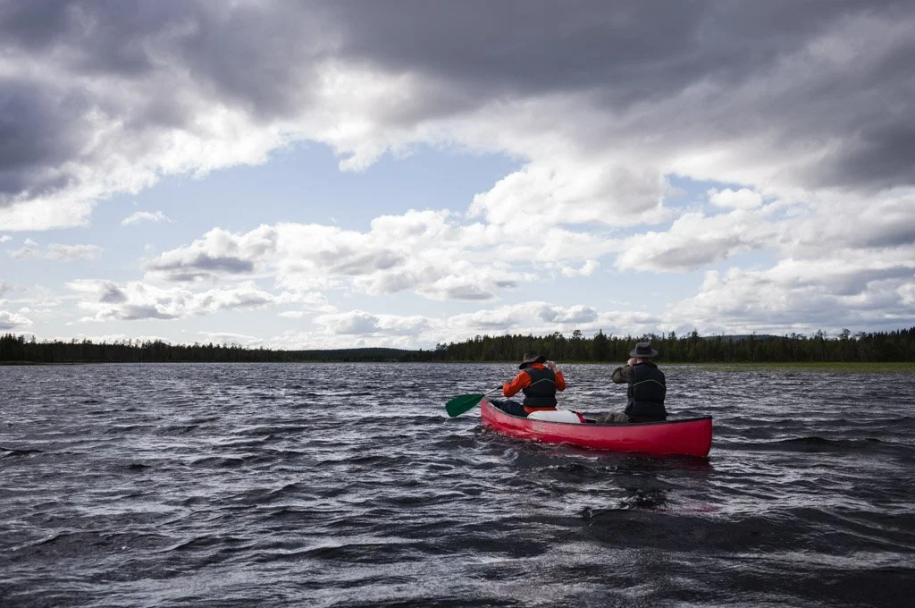 Zwei Männer paddeln auf der Kanutour in Schwedisch-Lappland