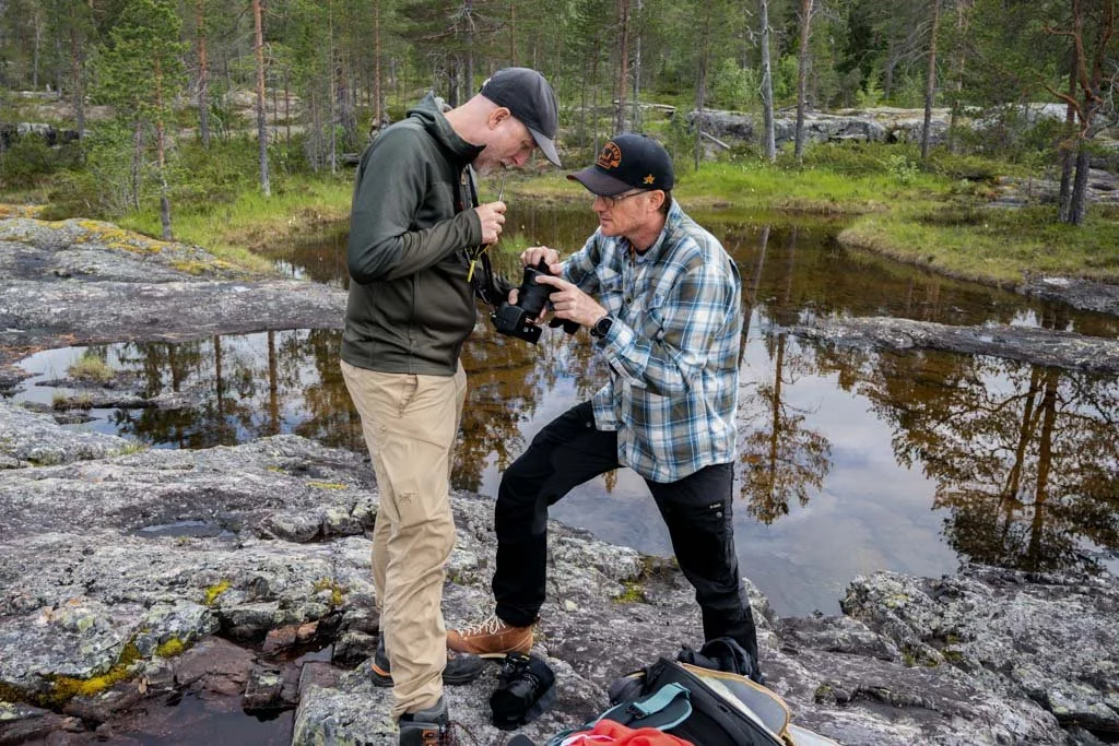 Frédéric Diserens reinigt ein Objektiv während des Fotoworkshops in Lappland