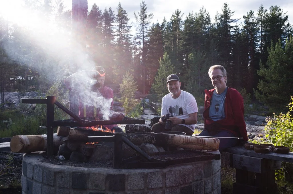 Die Teilnehmer des Fotokurses von Destination Norden sitzen am Lagerfeuer bei der Bildbesprechung