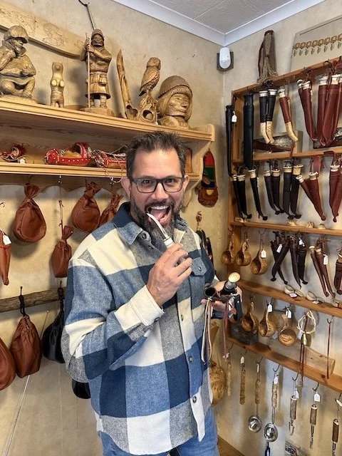 Andy sucht sich ein Sami-Messer im Anna-Lisa Souvenir Shop in Arvidsjaur aus
