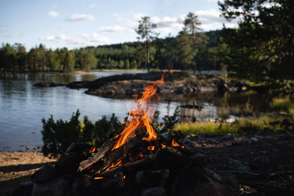 Lagerfeuer am Wasser beim Trollforsen