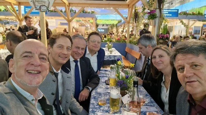 Gr&uuml;&szlig;e von der Gr&uuml;nen Woche in #Berlin! Die #AfD Bayern ist super vertreten 😁