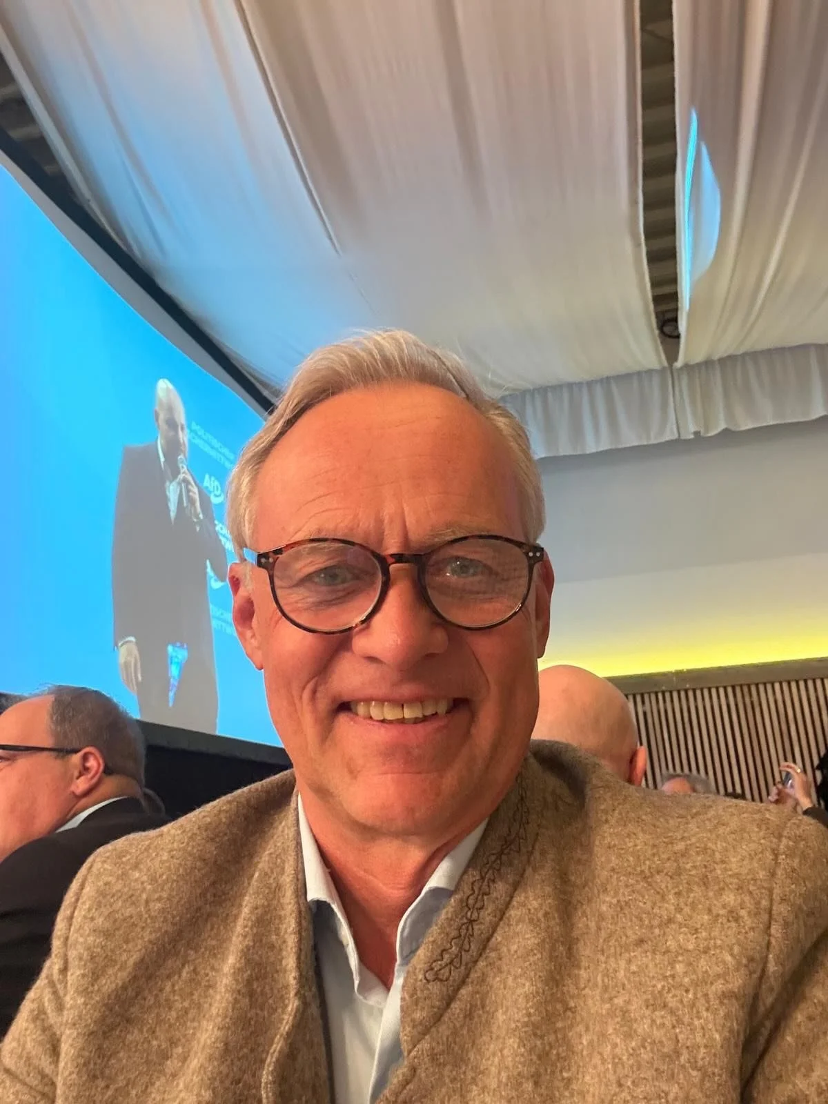 Heute beim politischen Aschermittwoch der @afd.bayern in Osterhofen! Ein voller Erfolg. Der @deutschlandkurier war auch da. Super! Allen Freundinnen&amp;Freunden eine gesegnete Fastenzeit! 🥨