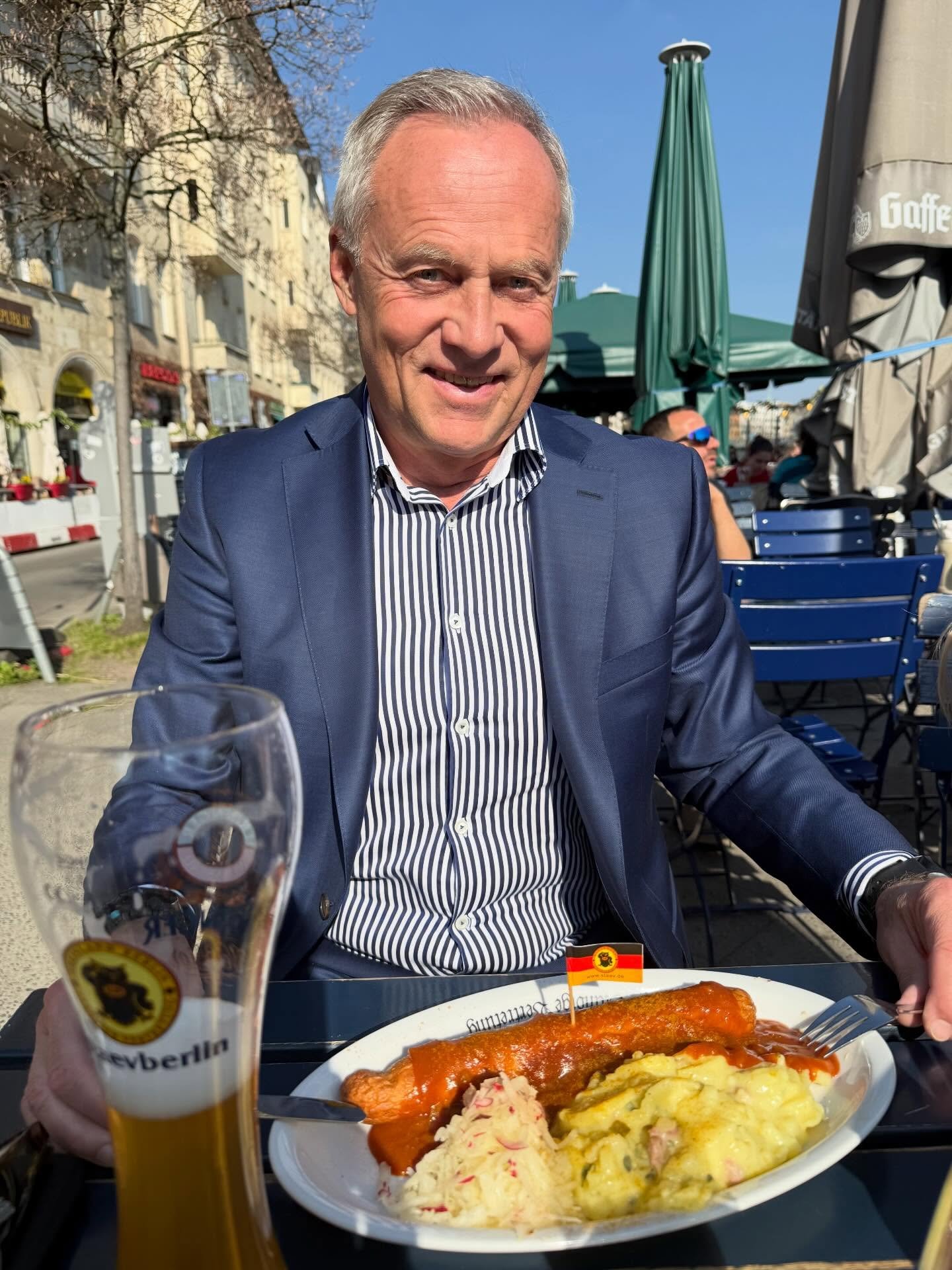 Mittagspause in der Sitzungswoche - das Wetter in Berlin ist wundervoll. Currywurscht muss auch mal sein. Und nein: ich werde jetzt nicht zum Foodblogger wie der fr&auml;nkische Landesvater 😉