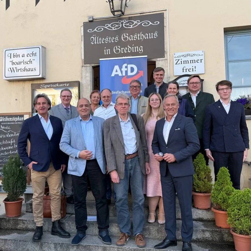 Neue Spitze des LFA2! 

Am Freitag, 24. April wurden im Wohnzimmer der AfD in Greding Bayern, die neuen Landesfachaussch&uuml;sse f&uuml;r die Programm Arbeit der AfD Bayern neu gew&auml;hlt. Alter und Neuer Sprecher des LFA2 &bdquo;Geld und W&auml;h