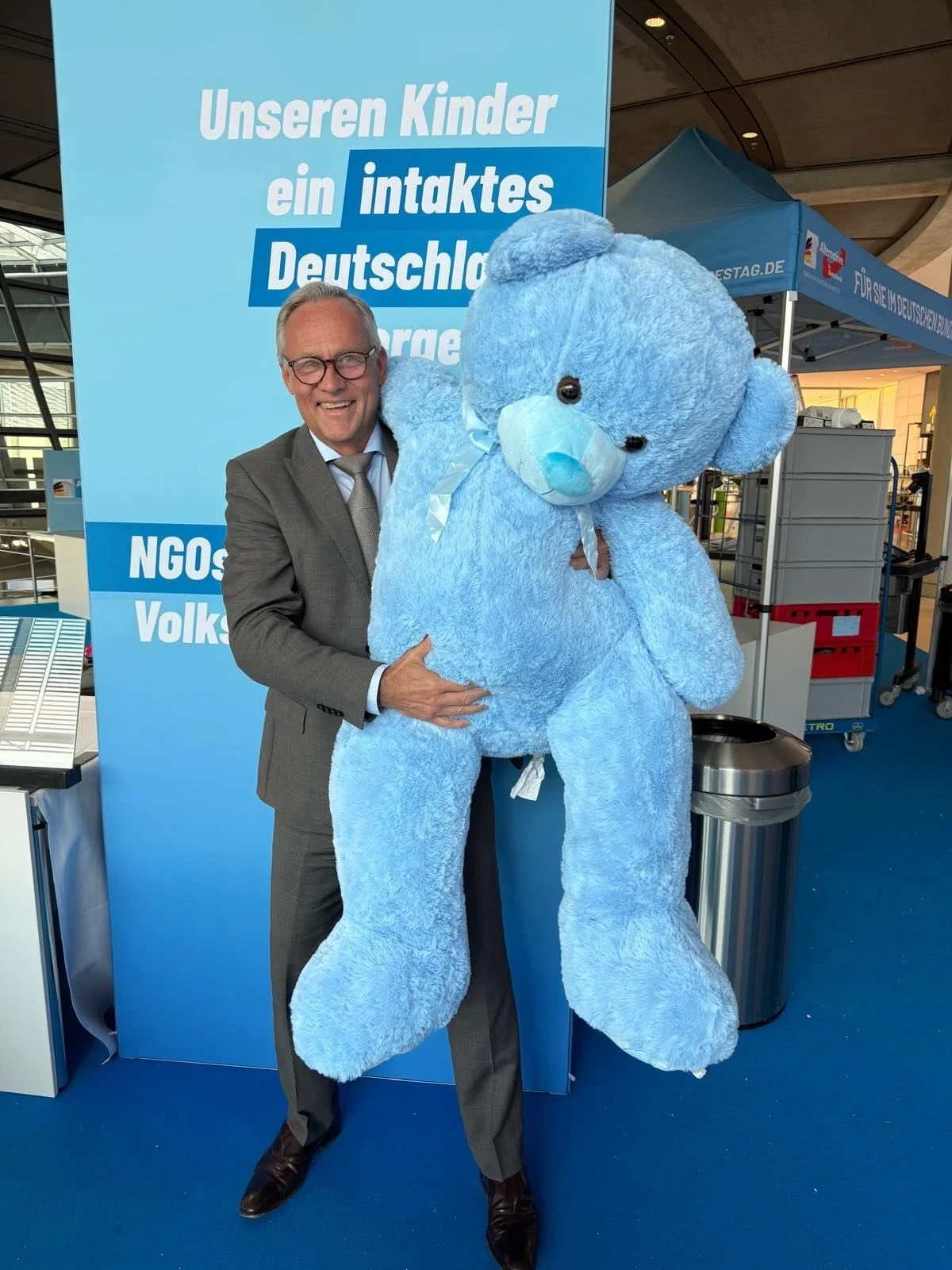 Super AfD-Show beim Tag der Ein und Ausblicke im Bundestag mit verschiedensten Gespr&auml;chspartnern! Und einen Hot-Dog-Stand hatten wir auch 😄 🌭