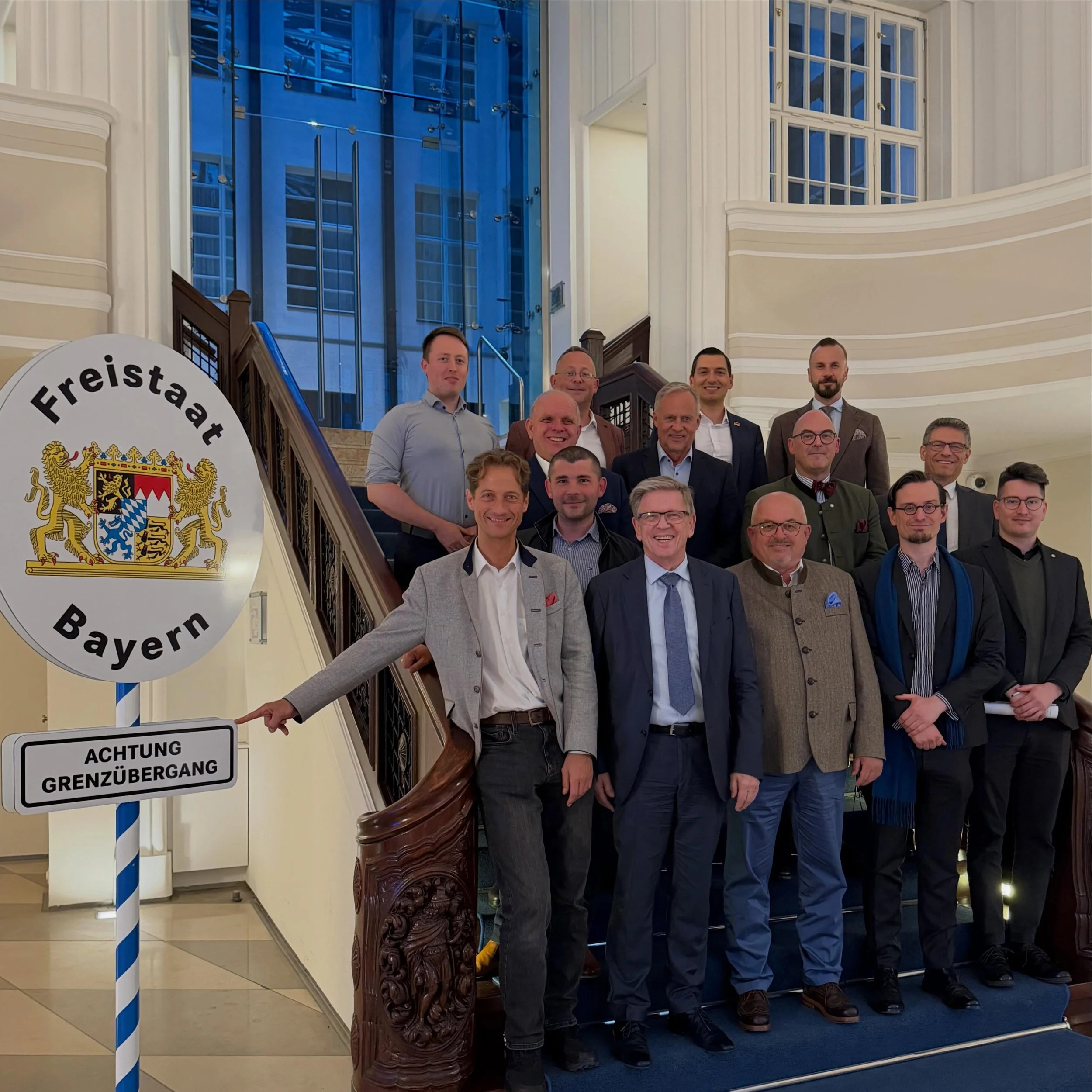 Heute Sitzung der #AfD Landesgruppe #Bayern &ndash; mit Verabschiedung unseres Positionspapiers:

Ein Jahr #CSU als Mitversager in der Pleitenregierung.

Gro&szlig;e Versprechen, wenig Bayern, noch weniger Entlastung. Wer in #Berlin mitregiert, tr&au