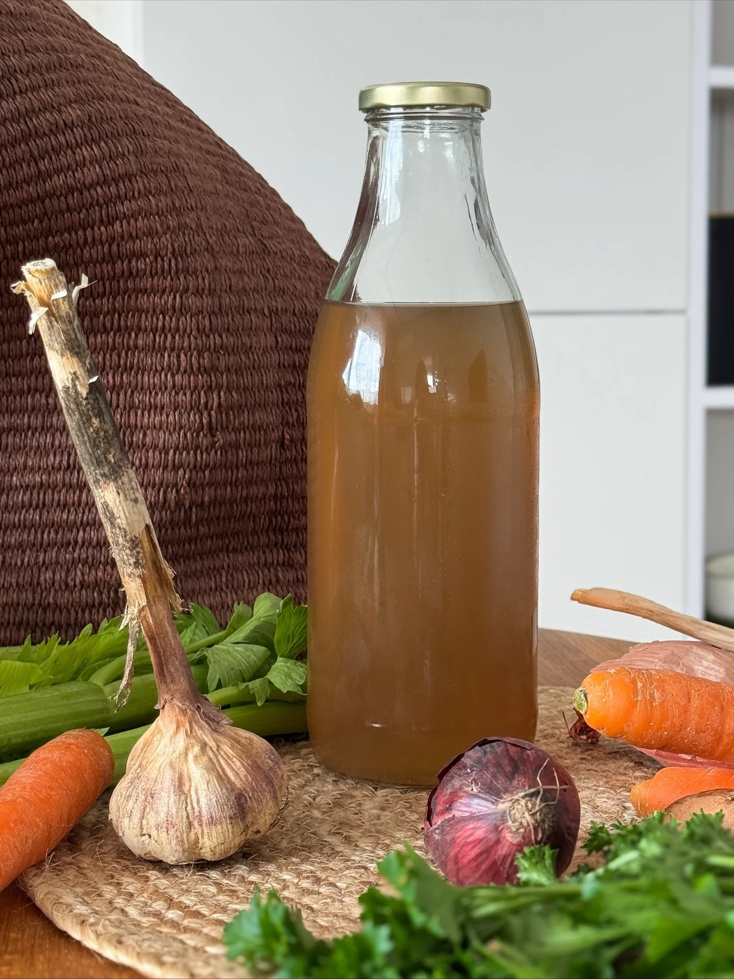 9 būdai panaudoti naminį daržovių sultinį: 🧅🧄🥕

* Sriuboms &ndash; vietoj vandens ar pirktinio sultinio, praturtinant patiekalą mineralais, vitaminais ir prebiotikais.
* Tro&scaron;kiniams &ndash; suteikia gylio ir umami.
* Pilno grūdo produktams 