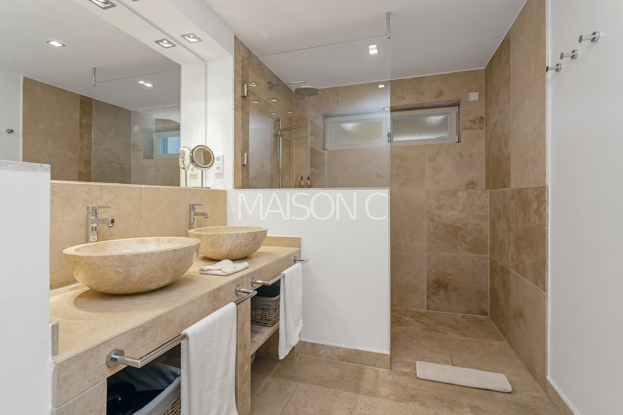 Salle de bain moderne avec douche à l'italienne et double lavabo en pierre