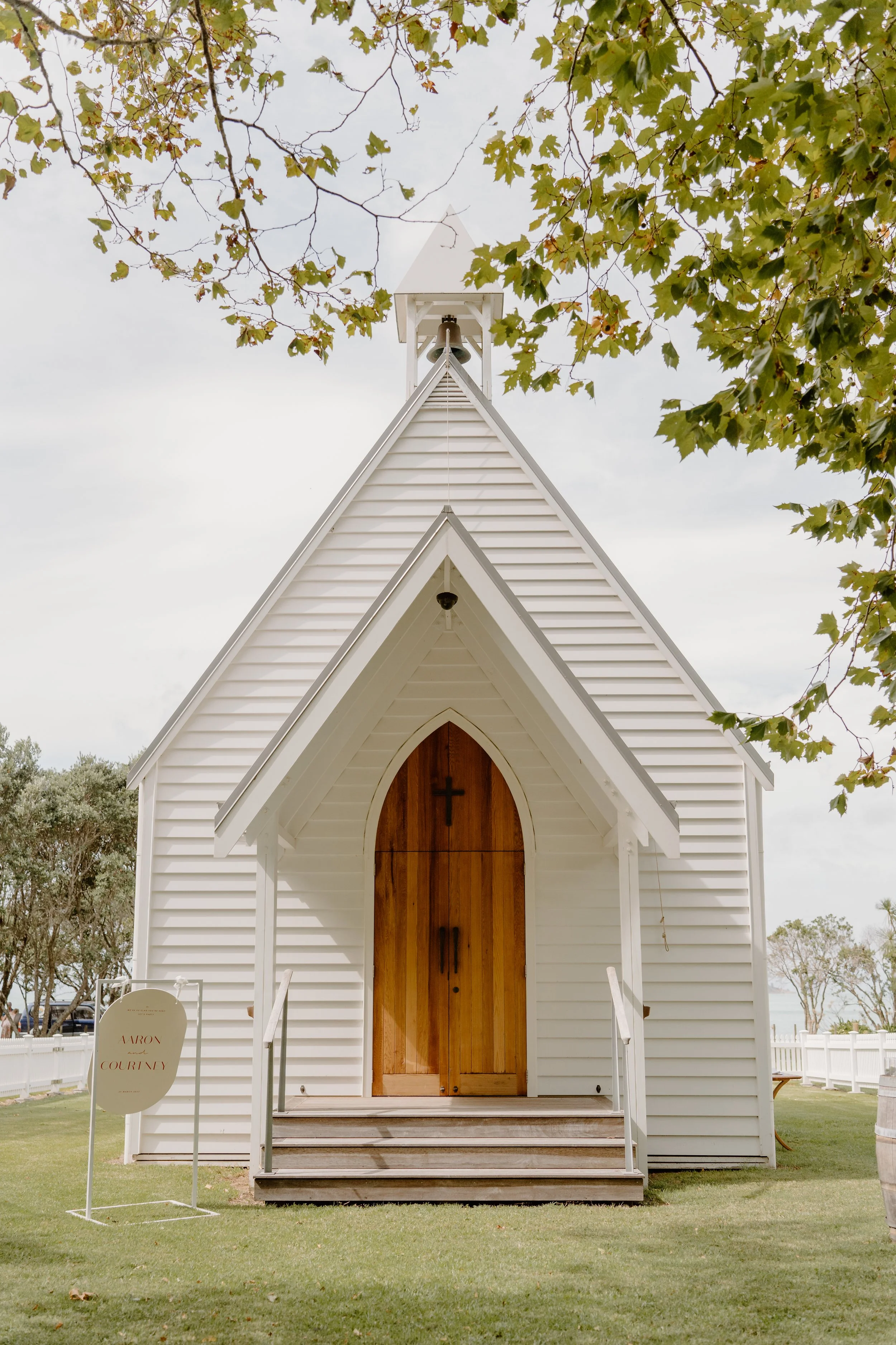 MAN-O'-WARN-WEDDING-WAIHEKE-ISLAND-PHOTOGRAPHER-AARON-COURTNEY53.jpg